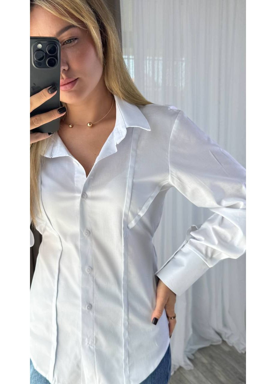 Белая рубашка стрейч котон приталенная, позади веревки Україна