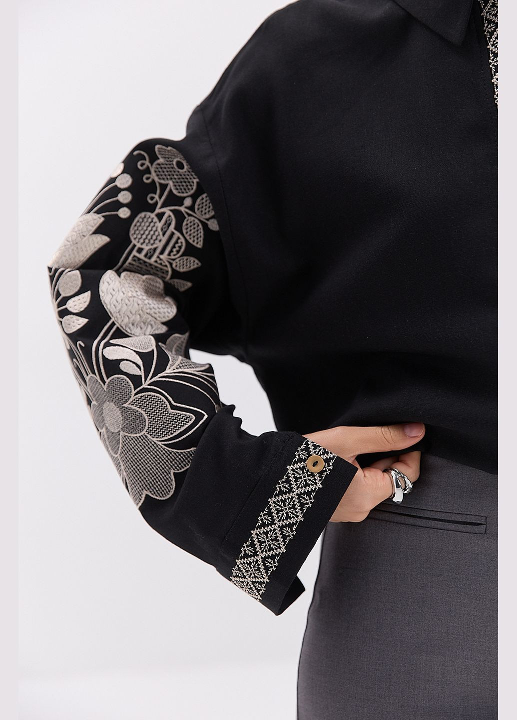 Чёрная женская вышиванка молочная с золотыми цветочными и геометрическими узорами Arjen лен (317233831)