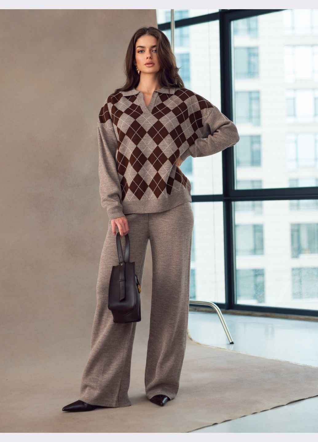 брючний костюм з ромбами на джемпері бежевий Dressa (369407915)