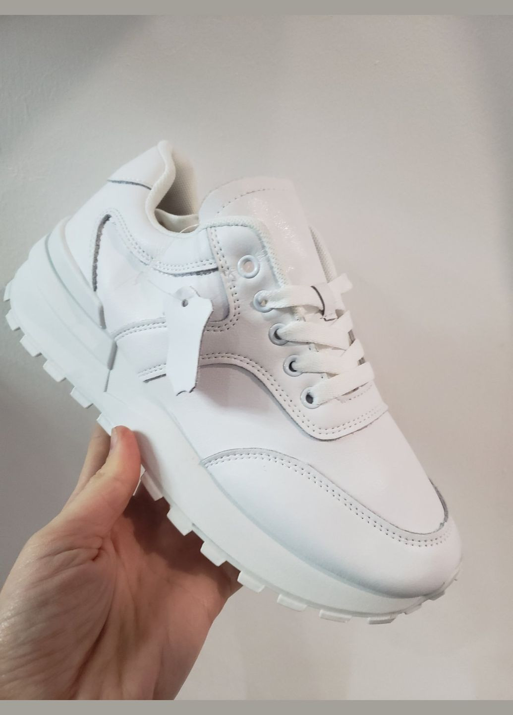 Белые демисезонные белые кожаные кроссовки No Brand