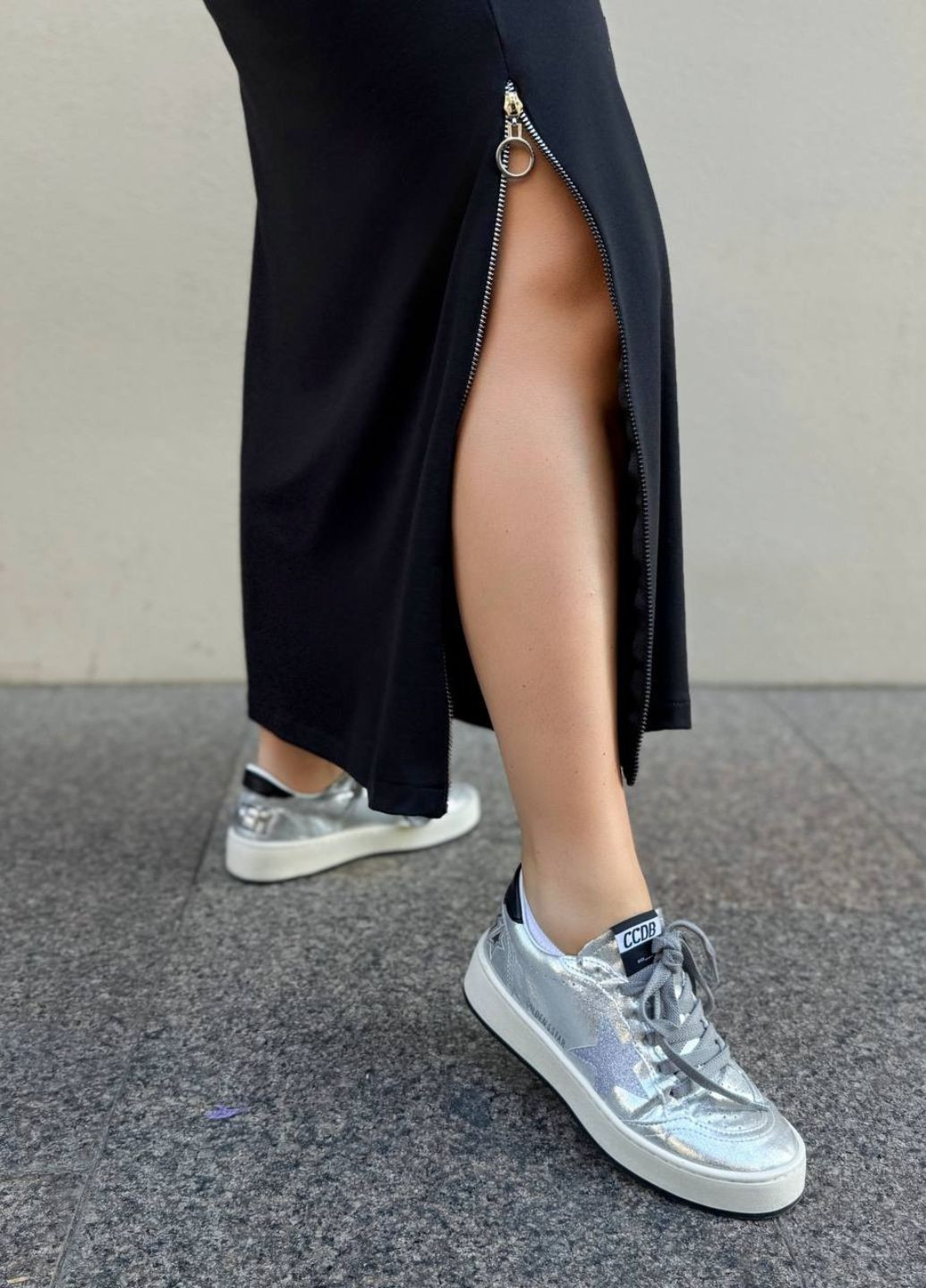 Черное повседневный изысканное повседневное демисезонное макси платье с кожаными вставками и декоративными молниями. Tik-Tak однотонное