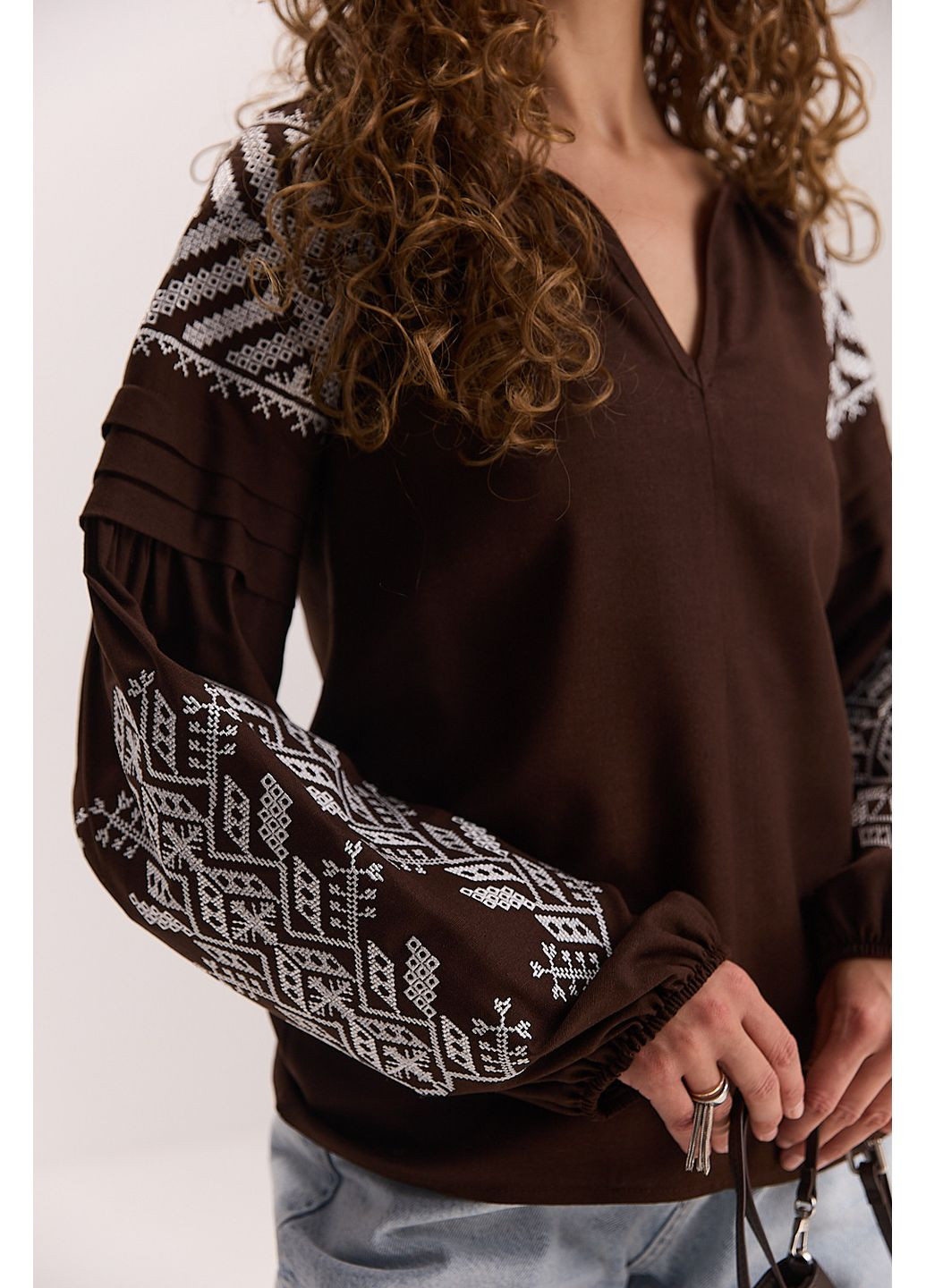Коричнева жіноча вишиванка світло-бежева з чорною геометрією гладдю Arjen льон (353305918)