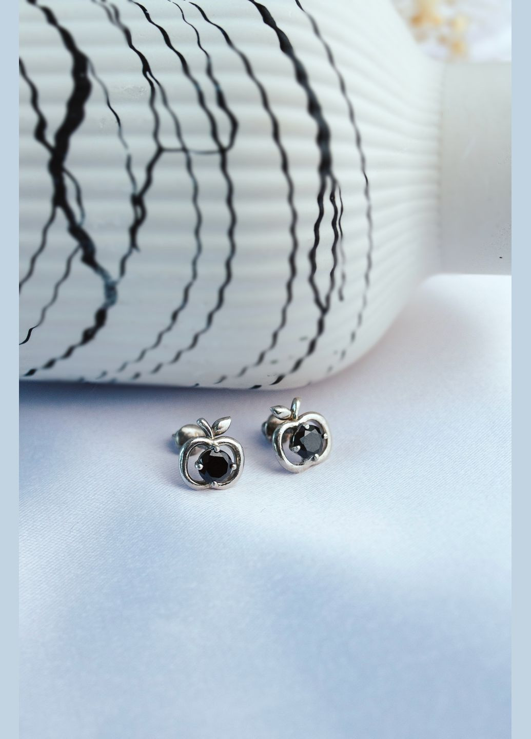 Серьги серебряные пусеты-гвоздики с цирконием Яблочко с камнем 2452/9рч No Brand (358501287)