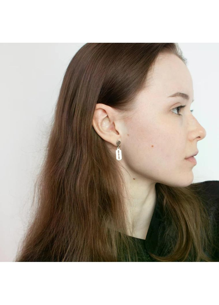 Металева сережка унісекс з лезом в мінімалістичному панк стилі срібляста базова невелика кежуал сережка-гвоздик підліткова y2k No Brand (348431259)