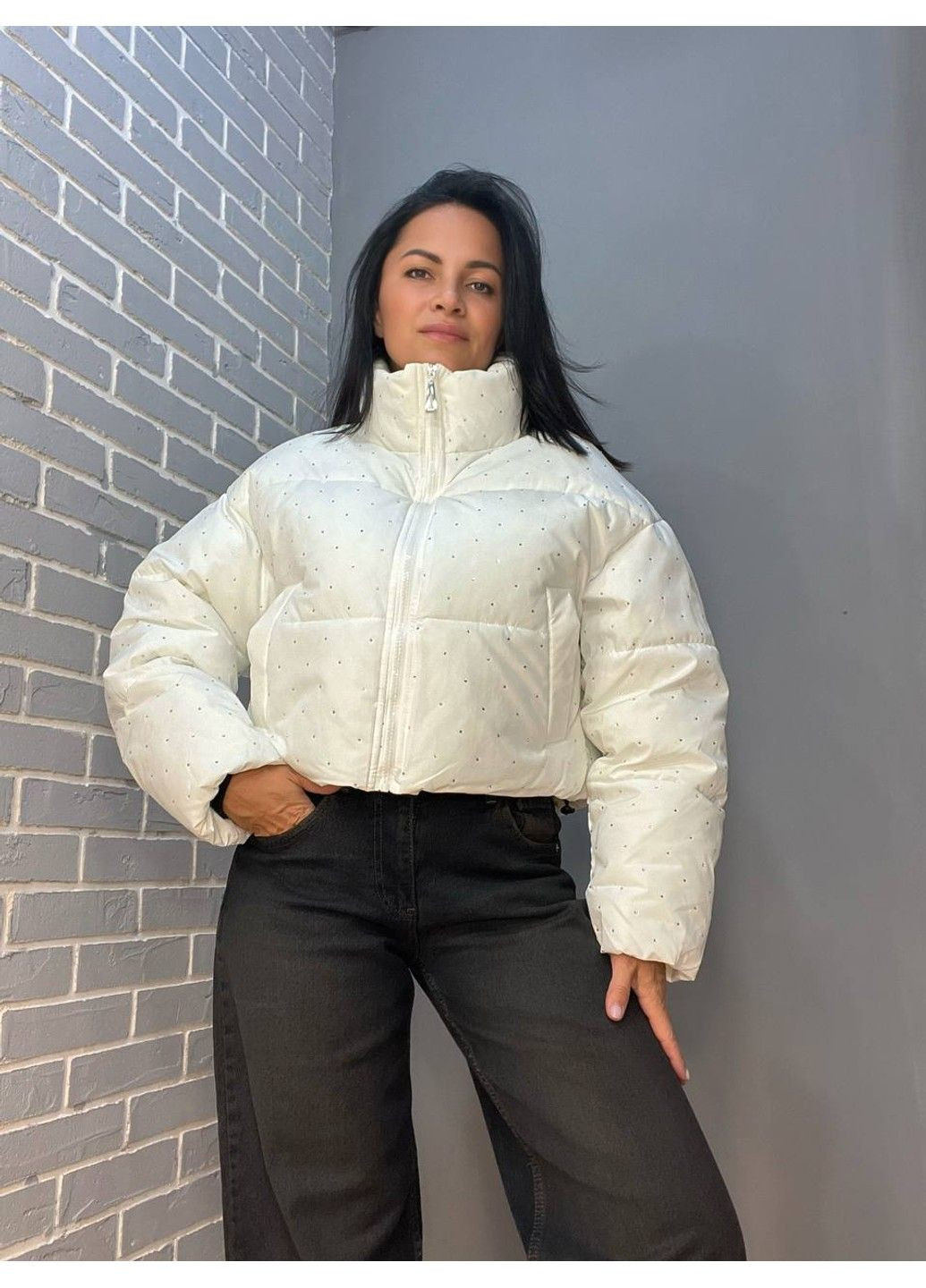 Белая демисезонная куртка женская 7165 короткая широкая оверсайз россыпь камешков без капюшона HAIZIYUAN