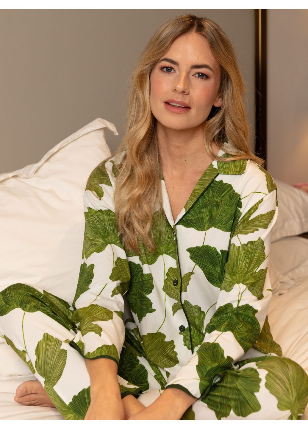 Зелена всесезон піжама жіноча 5005-5006 білий з принтом листя сорочка + брюки Cyberjammies Olive