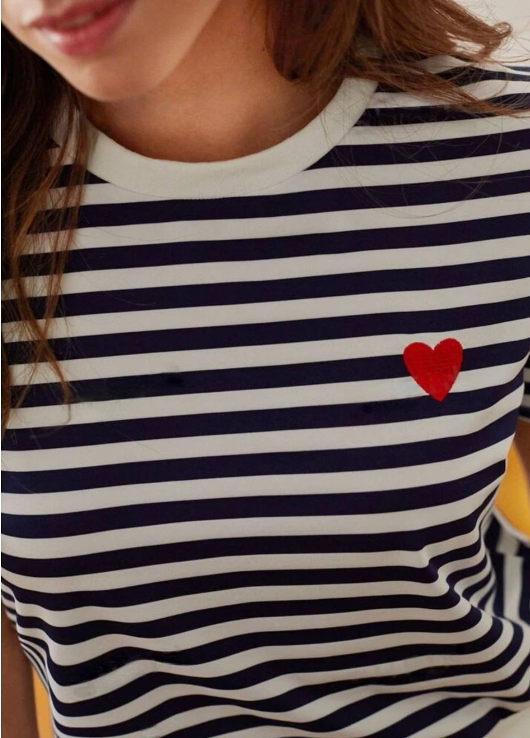 Темно-синя літня базова футболка прямого крою з сердечком з коротким рукавом No Brand