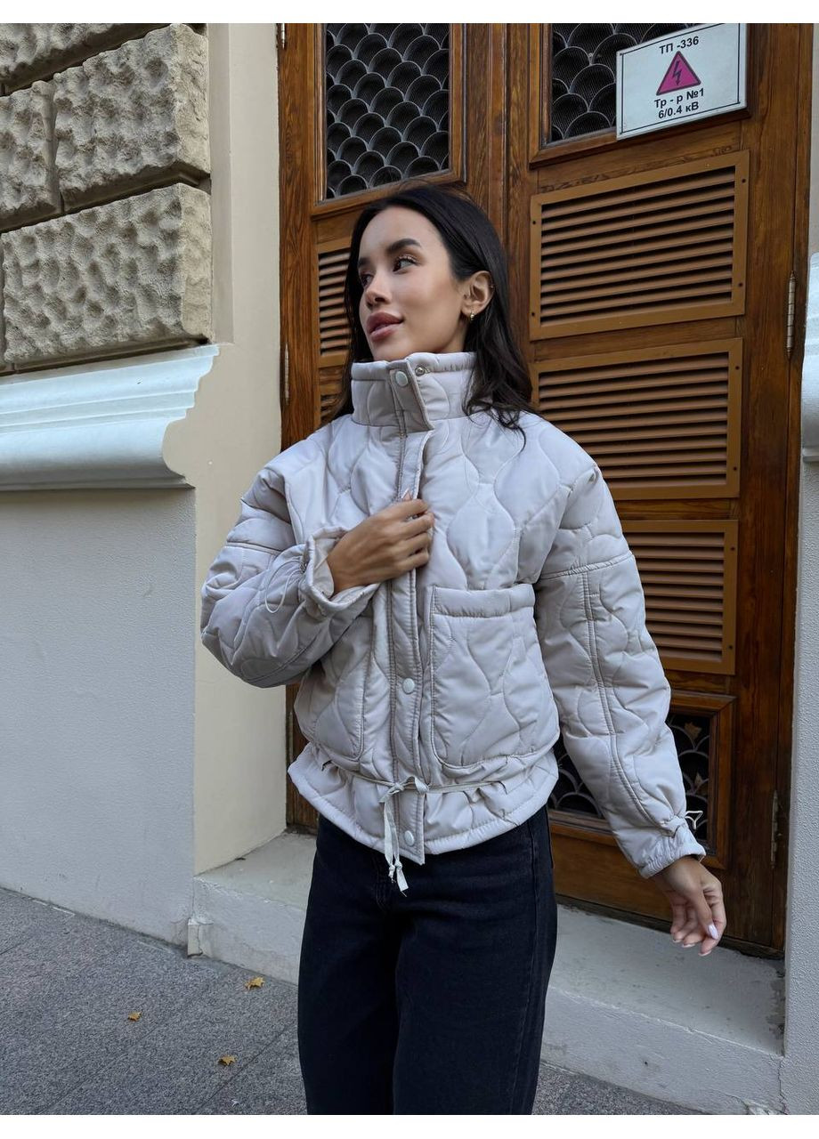 Сіро-бежева демісезонна жіноча коротка куртка вільного крою MonCher