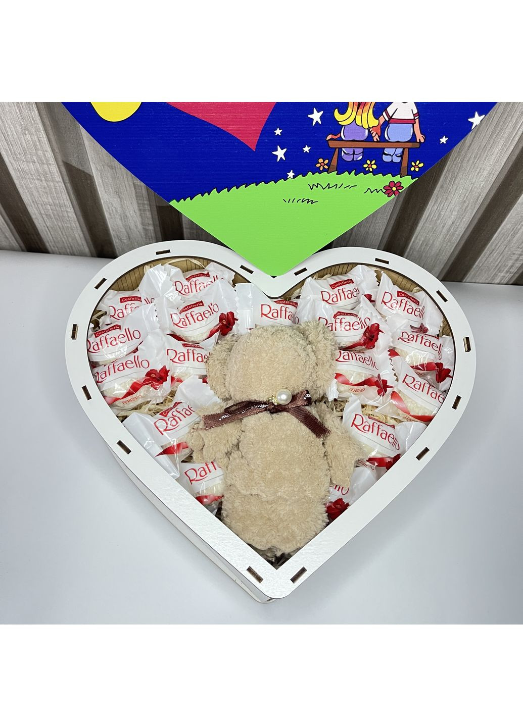 Подарунковий бокс у дерев'яній коробці у формі серця Love is з цукерками Raffaello та ведмедиком No Brand (355801962)