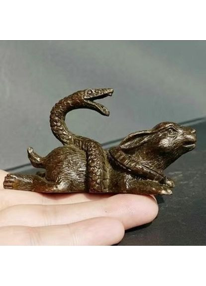 Миниатюрная античная медная статуэтка в виде обернутая змеи вокруг кролика No Brand (305197961)