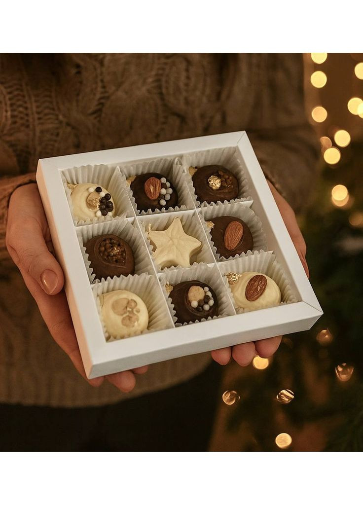 Шоколадні цукерки у формі новорічних іграшок - подарунковий набір цукерок 9 шт на Новий рік No Brand (369386731)