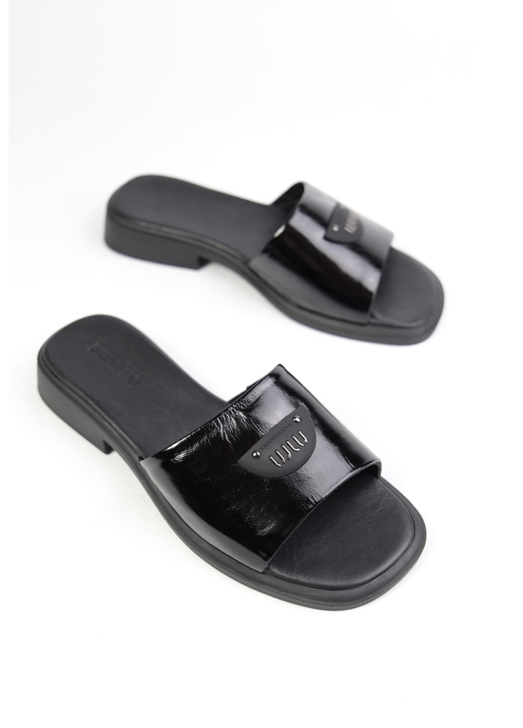 Черные шлепанци Benito