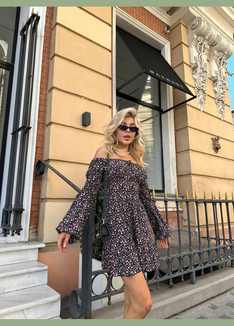 Черное кэжуал платье приталенного кроя из легкой ткани с открытыми плечами Adelante с цветочным принтом