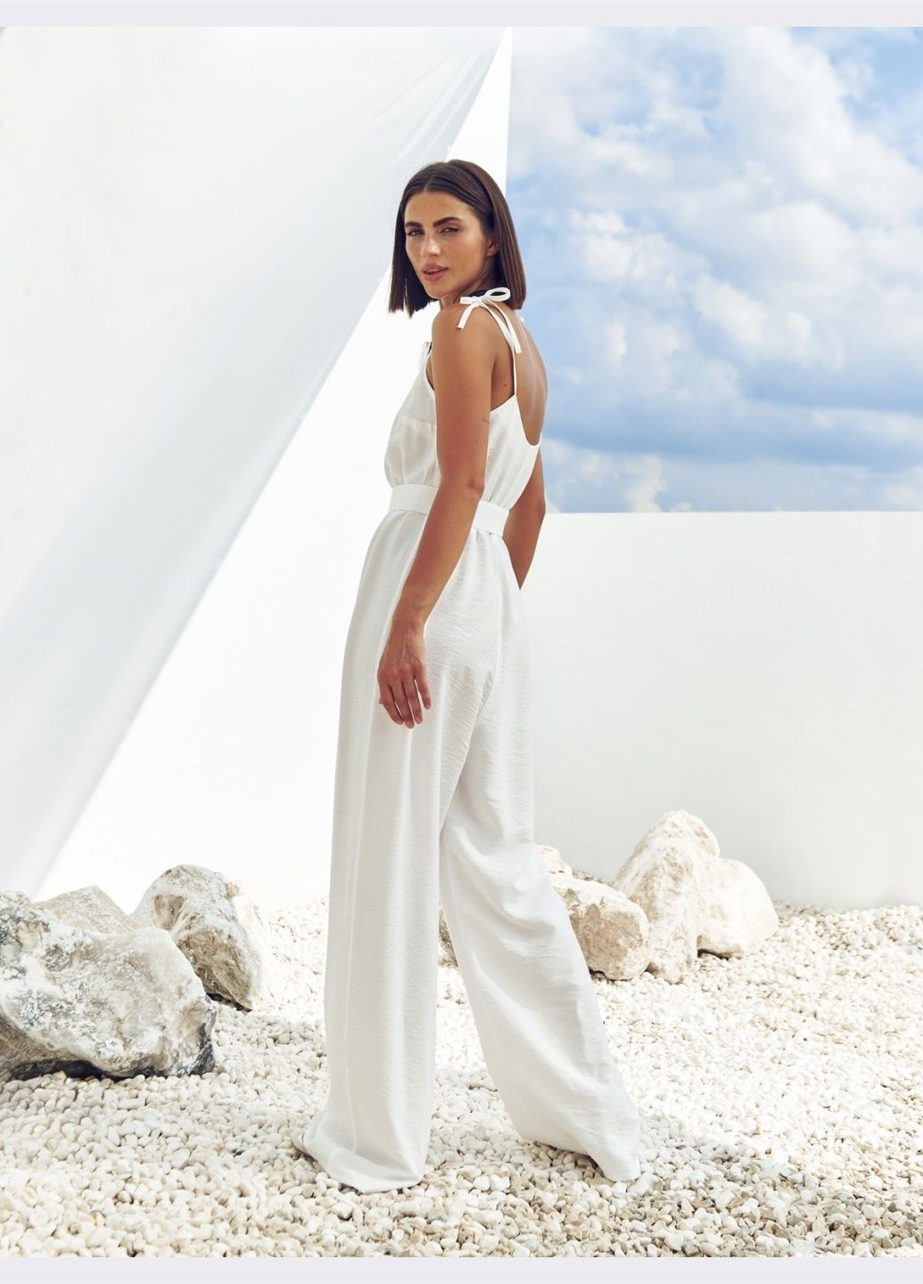 льняной комбинезон белого цвета с поясом Dressa однотонный белый кэжуал лен