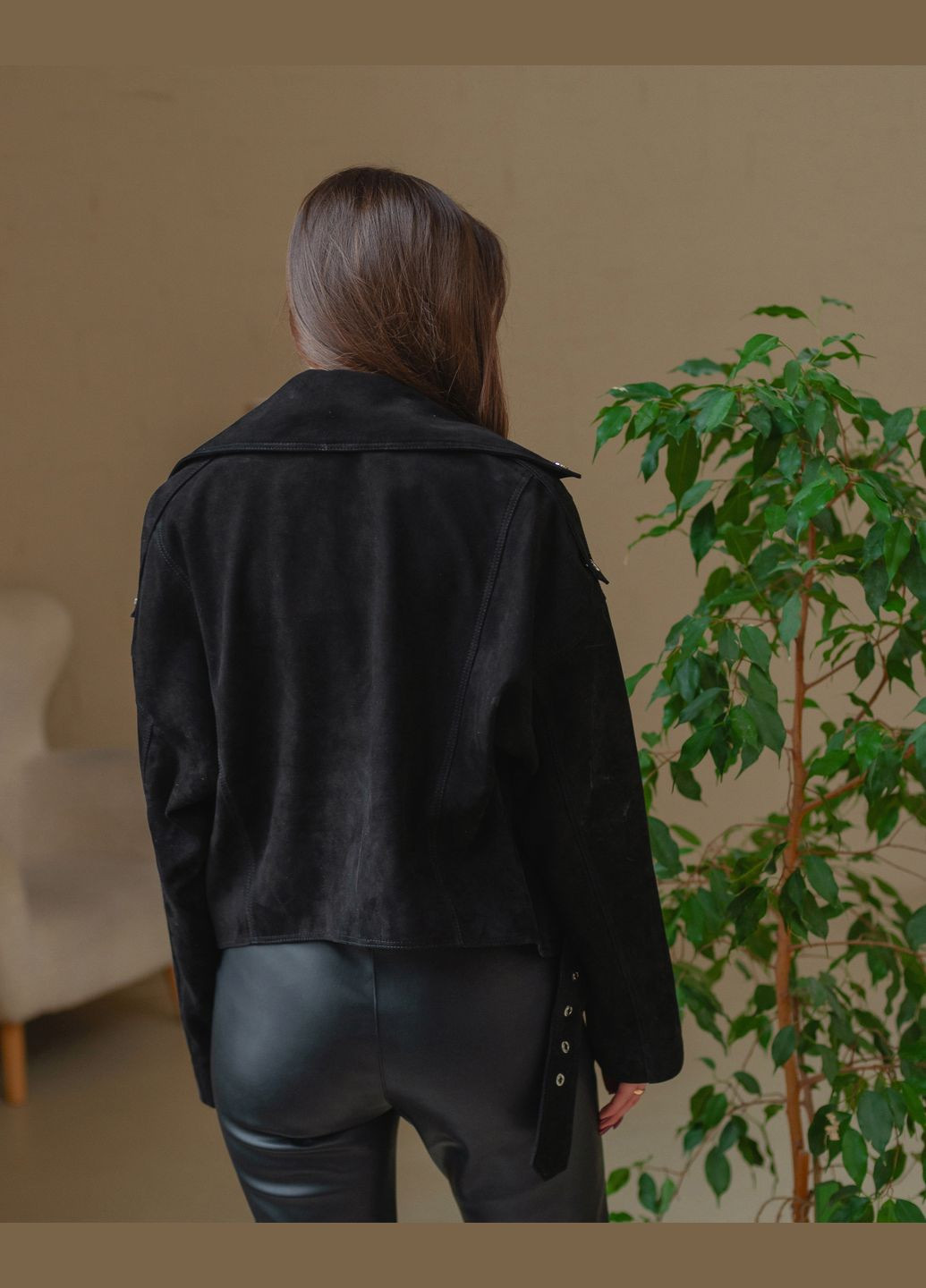 Черная черная замшевая куртка-косуха с изысканной красной подкладкой Vovna Shop