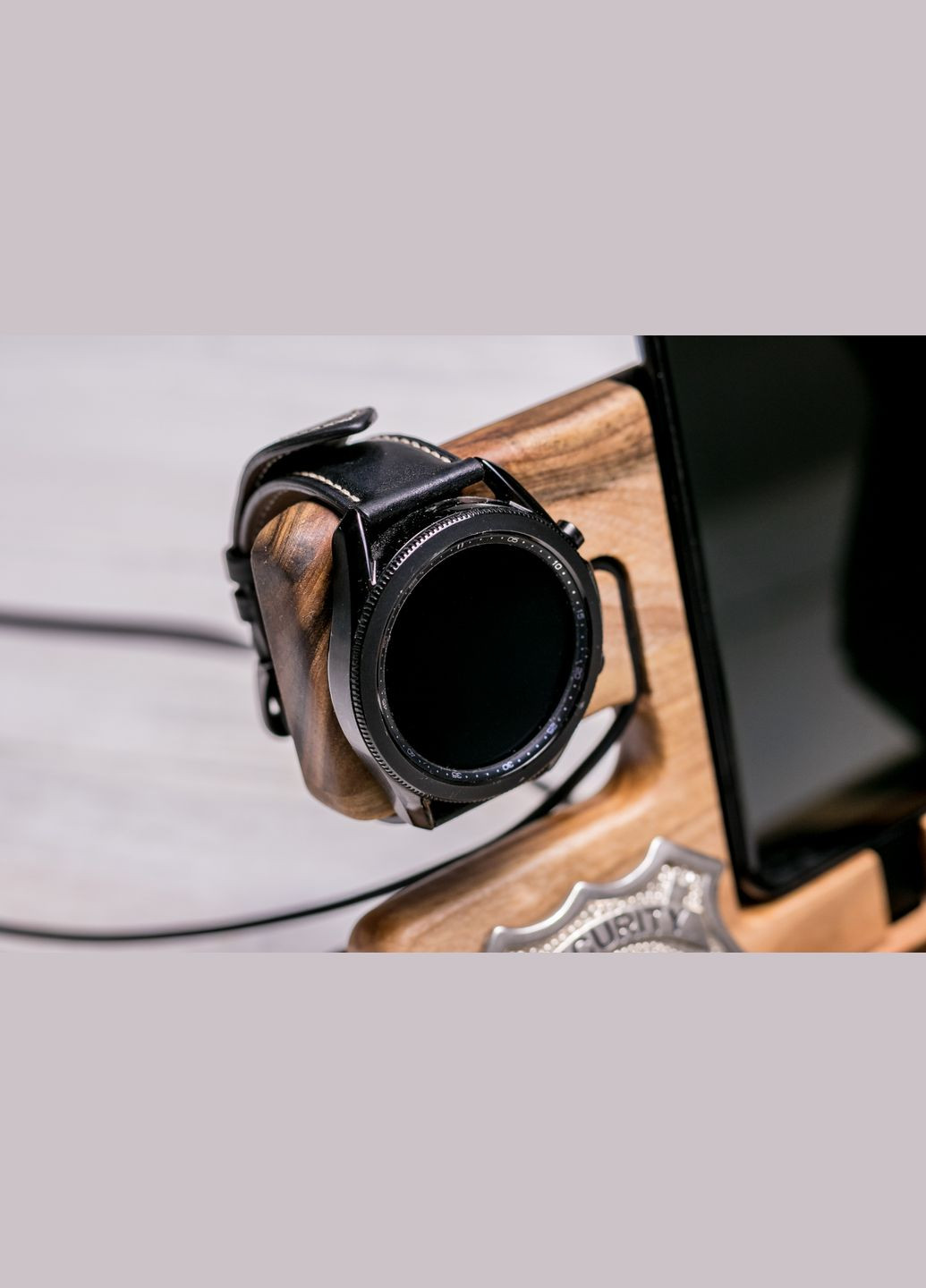 Органайзер для пистолета, iPhone и часов Apple «Police iWatch» Деревянная настольная подставка с логотипом EcoWalnut (293850358)