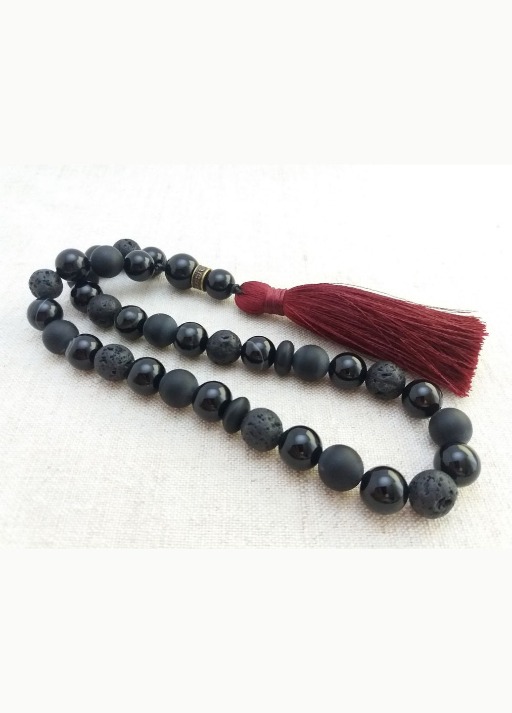 Четки черные из Агата Лавы 33 бусины d 10мм бордовая кисть No Brand (331293525)