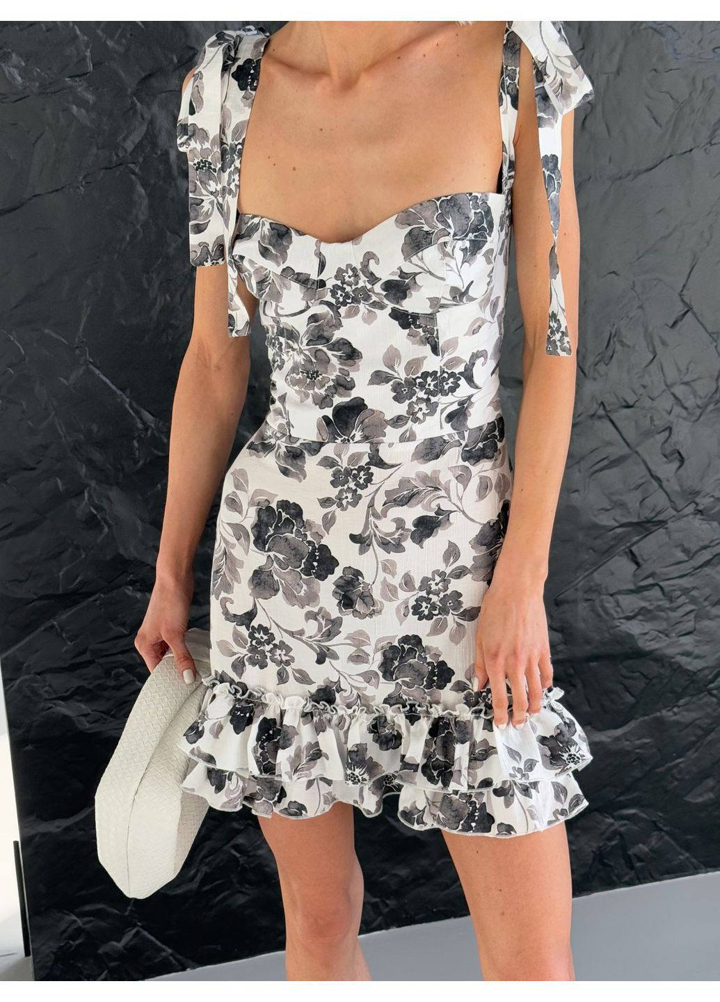 Черно-белое кэжуал платье с открытыми плечами Larionoff с цветочным принтом