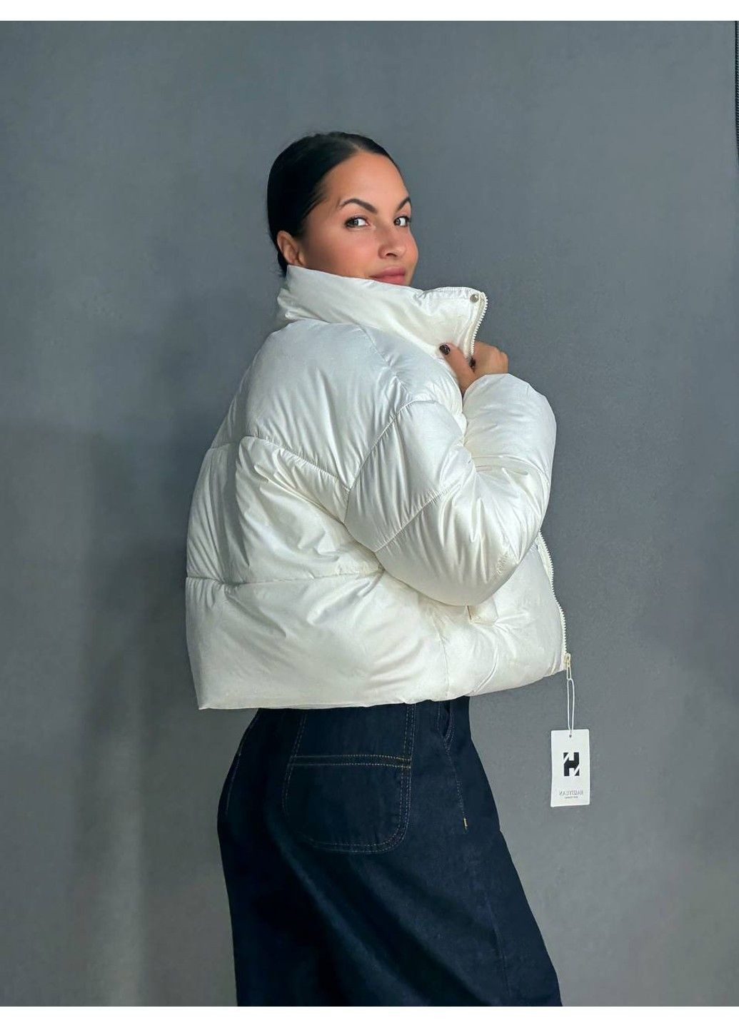 Белая демисезонная куртка женская 8606 короткая пуффер с воротником белая HAIZIYUAN