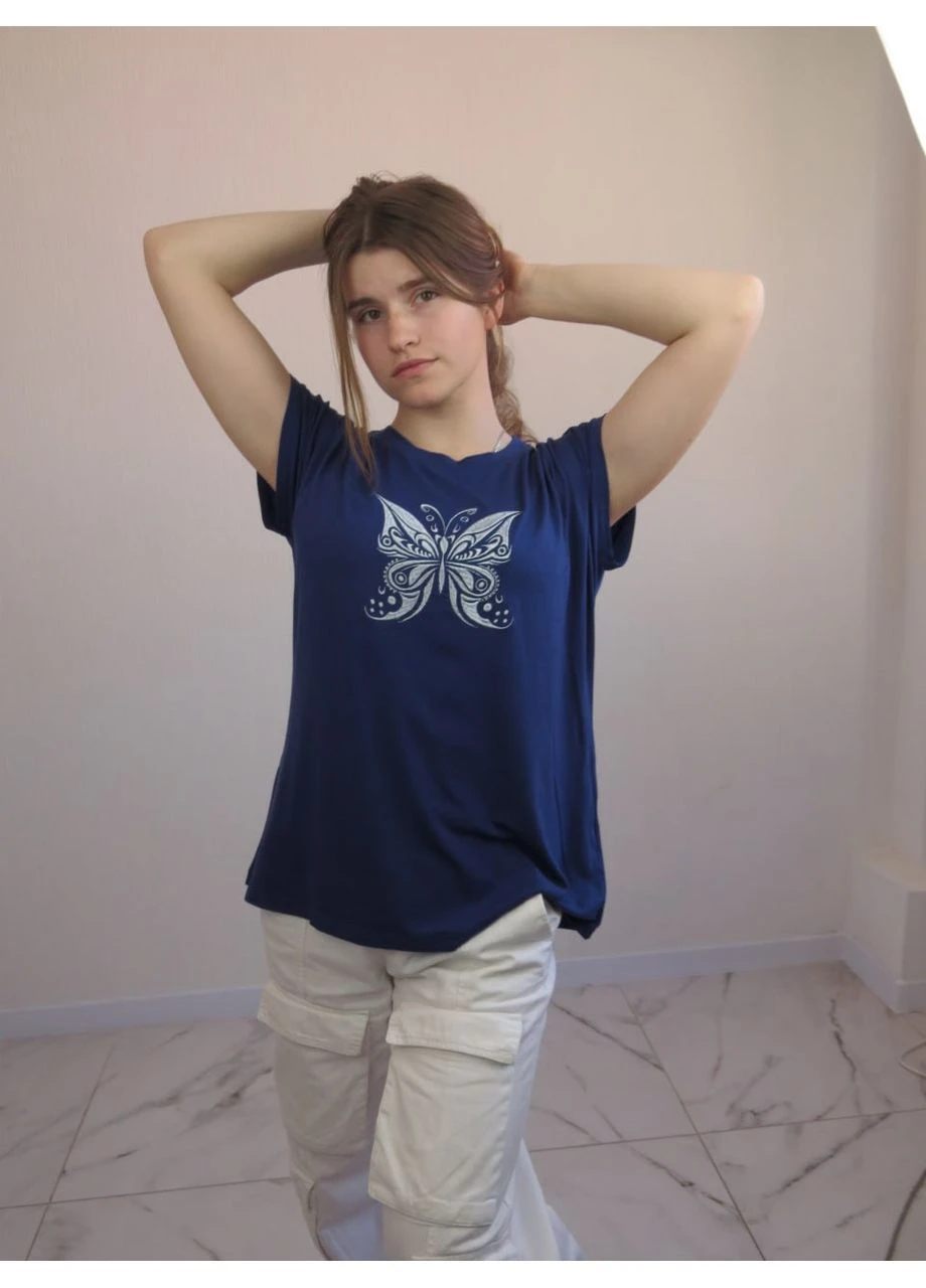 Синя футболка з вишитим білим метеликом No Brand - (393800760)