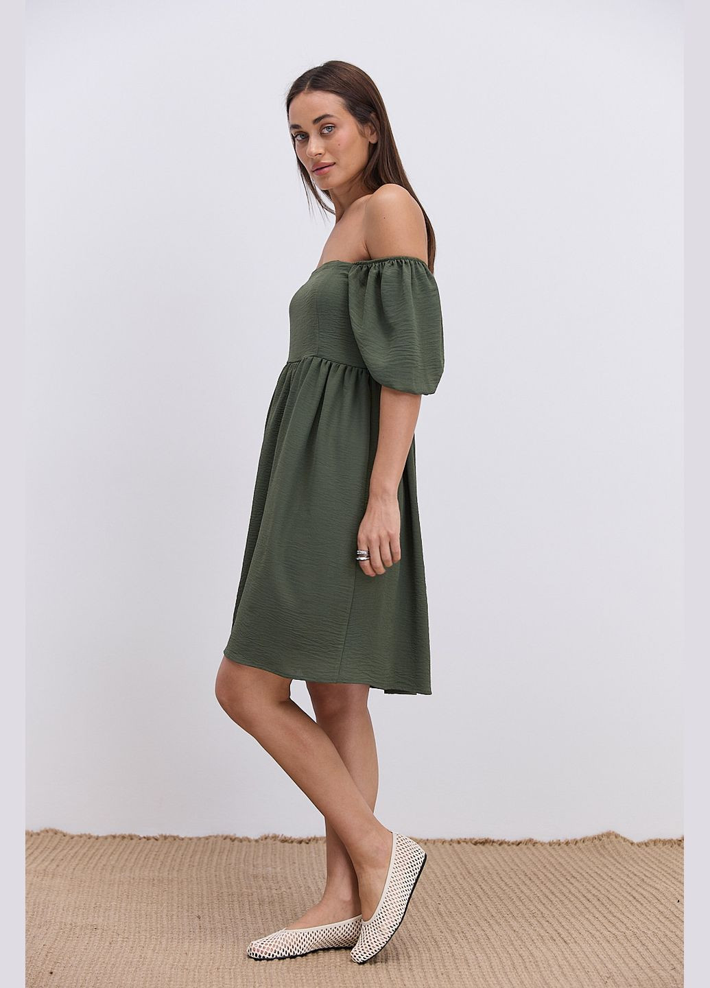 Оливкова (хакі) коротка літня сукня кольору хакі з відкритими плечима Arjen