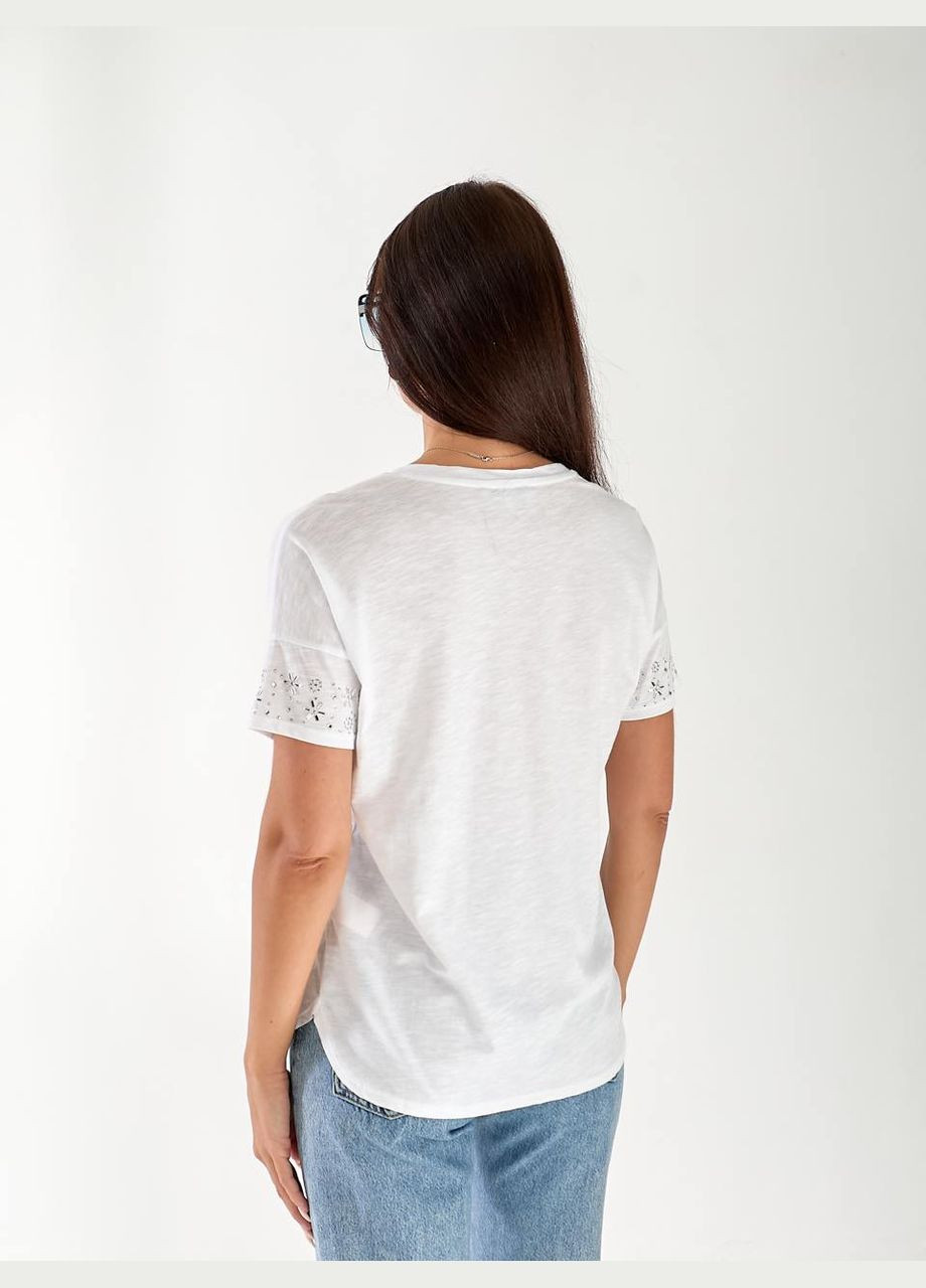 Женская хлопковая футболка с камнями на рукавах белого цвета 33506 Fashion - (335980503)