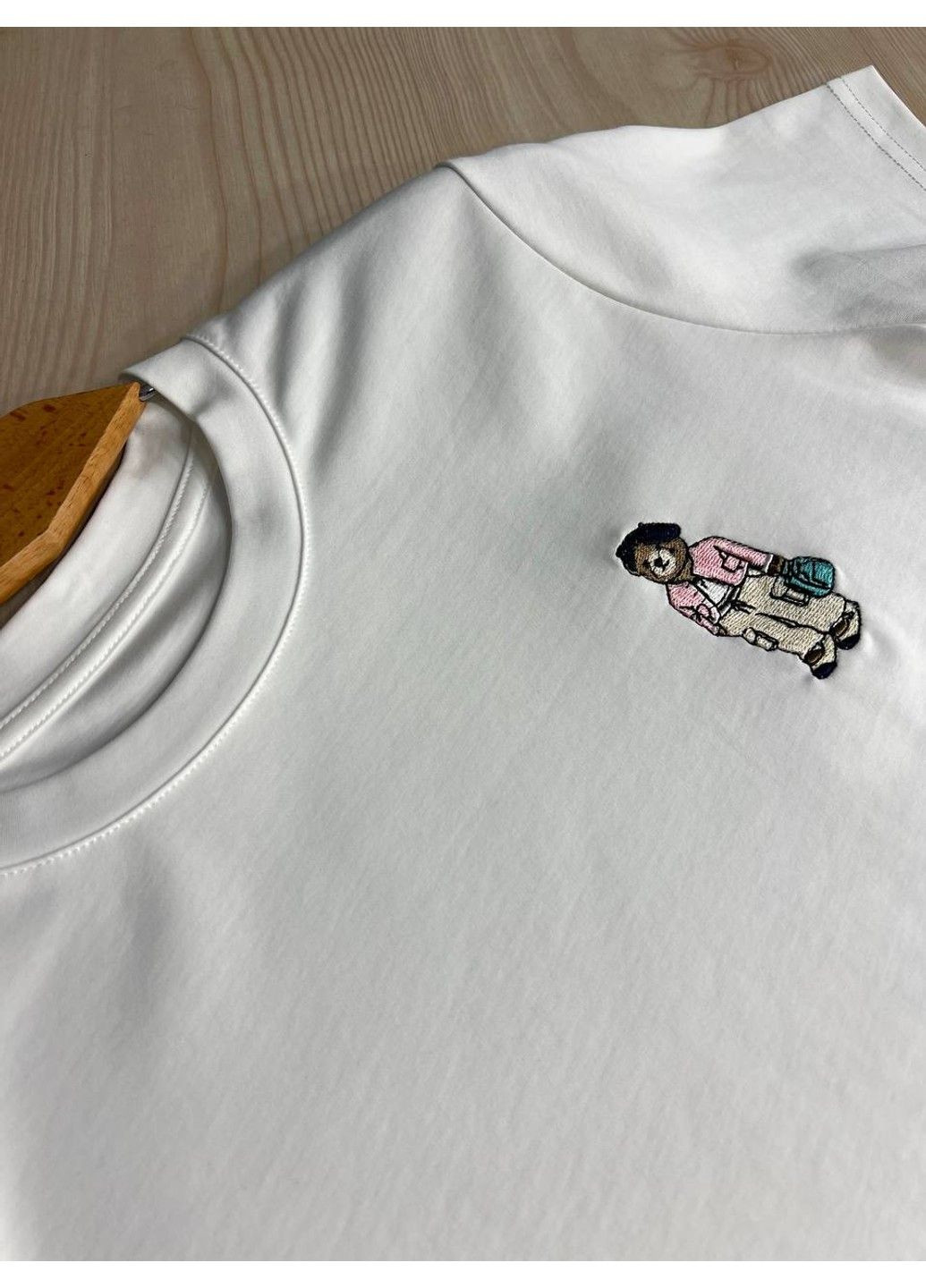 Футболка жіноча A-N 26001 базова однотонна з невеликою вишивкою ведмедик попереду середня довжина one size No Brand - (322944913)