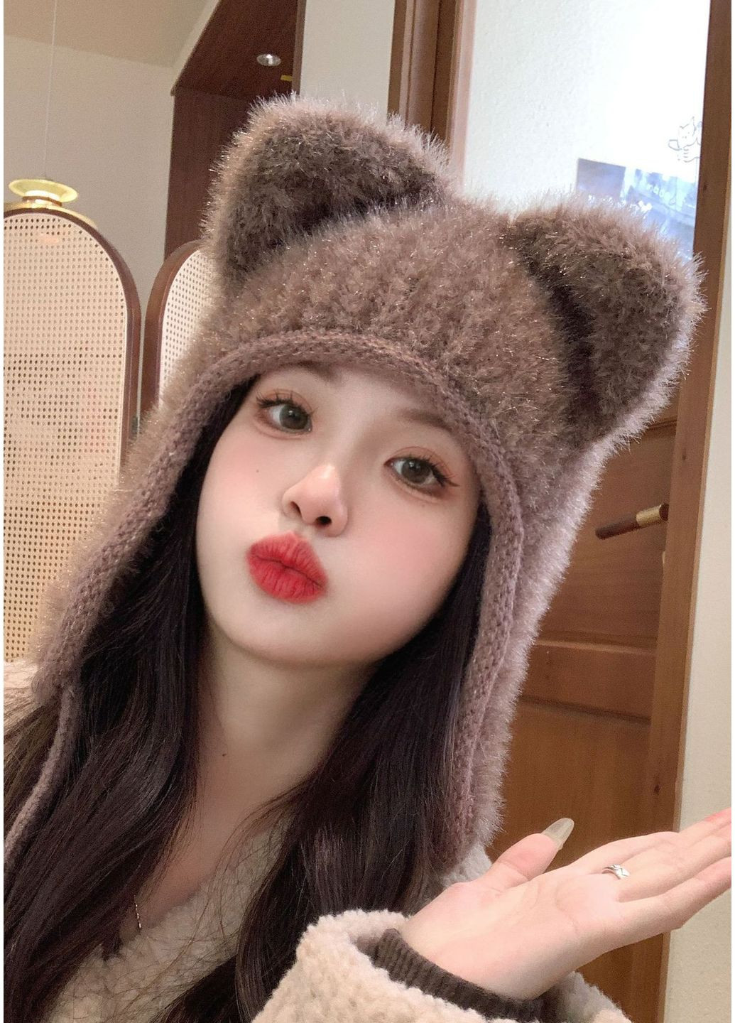 Зимова В'язана Жіноча Шапка Вушками Коричнева Теплий та Стильний Капор на Зав’язках No Brand зимова шапка з вушками (357225904)