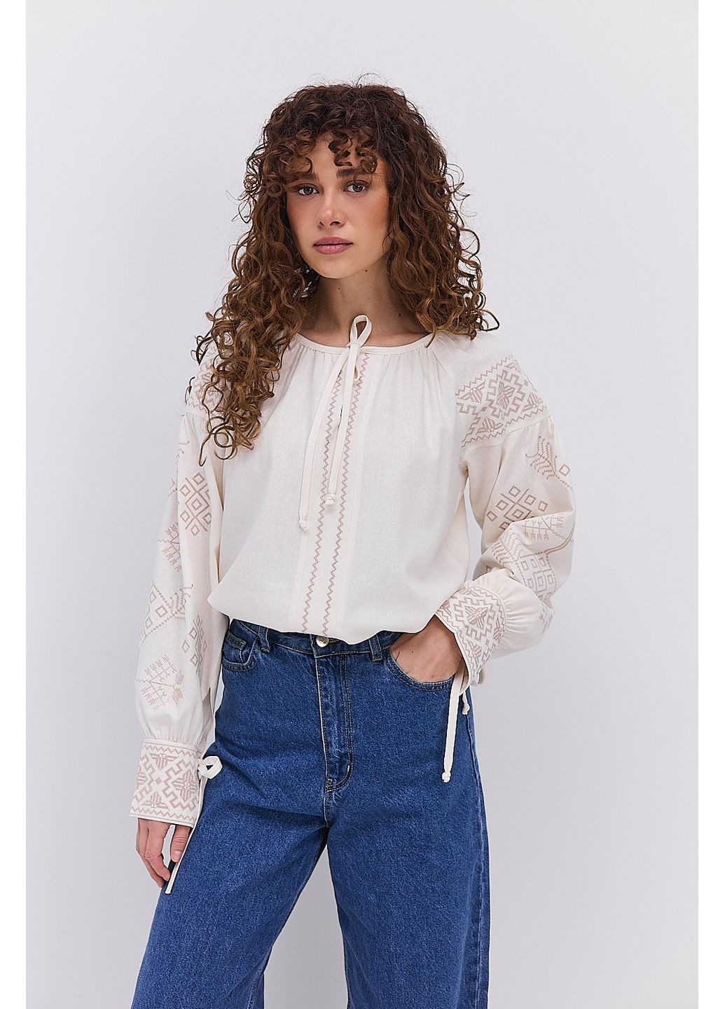 Молочна жіноча вишиванка молочна з бежевою геометрією гладдю і завязками на манжетах Arjen льон (324392957)