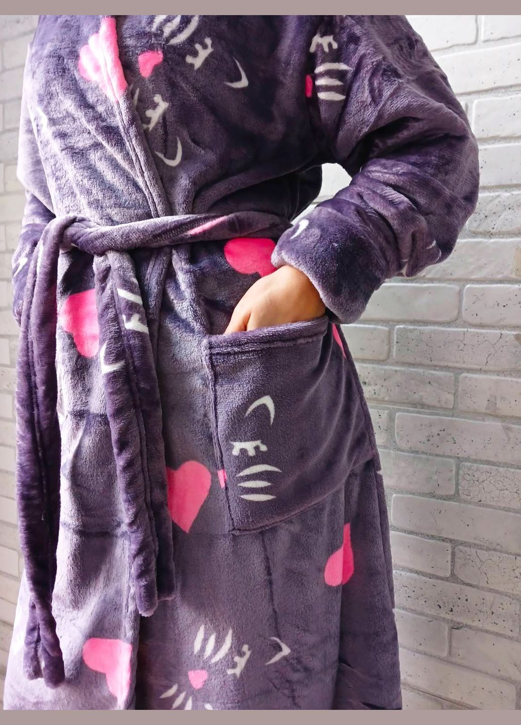 Халат женский теплый удлиненный вельсофт махровый с капюшоном зима, цвет серый в сердца No Brand (315701358)