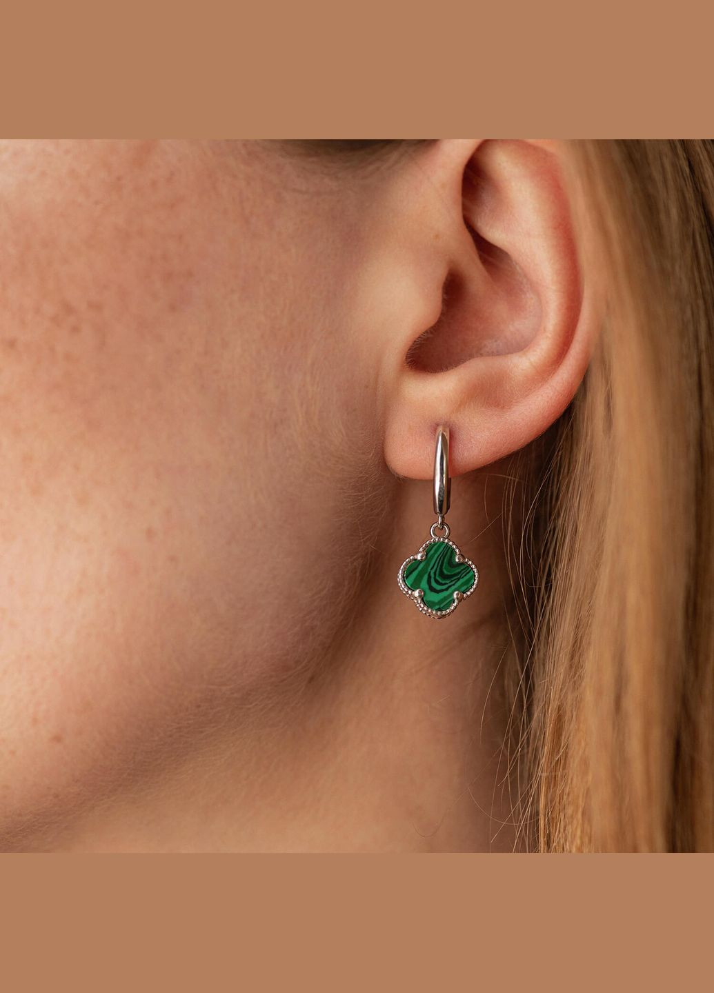 Серебряные серьги Клевер (синт. малахит) 123290 Oniks (264024547)