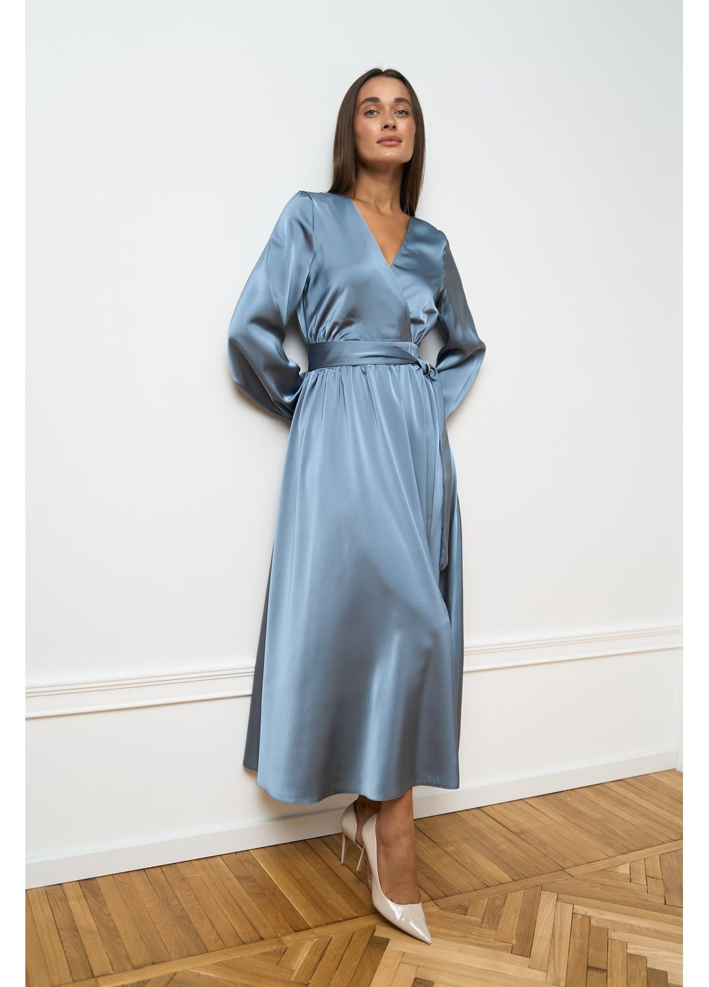 Серое платье меди серого цвета No Brand