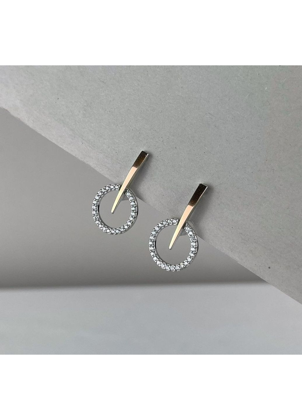 Срібні сережки з підвіскою Кола в білих каменях із золотою пластиною срібло 925 проби золото 375 932с 3.89г Nobrand (372004925)