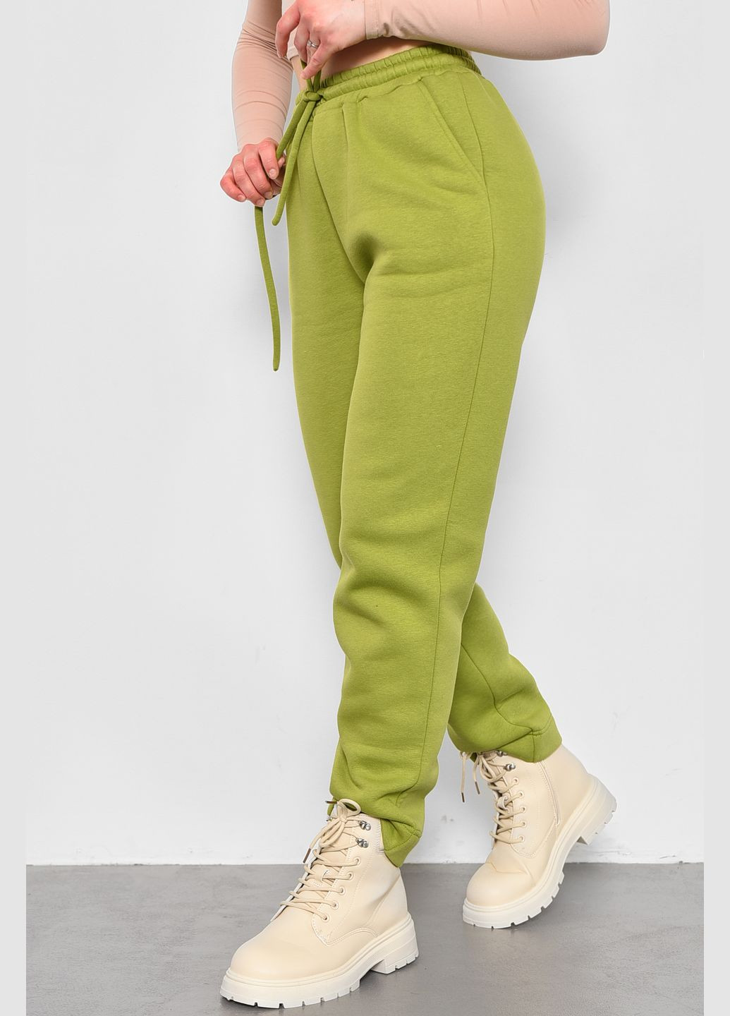 Спортивні штани жіночі на флісі салатового кольору Let's Shop (283322876)