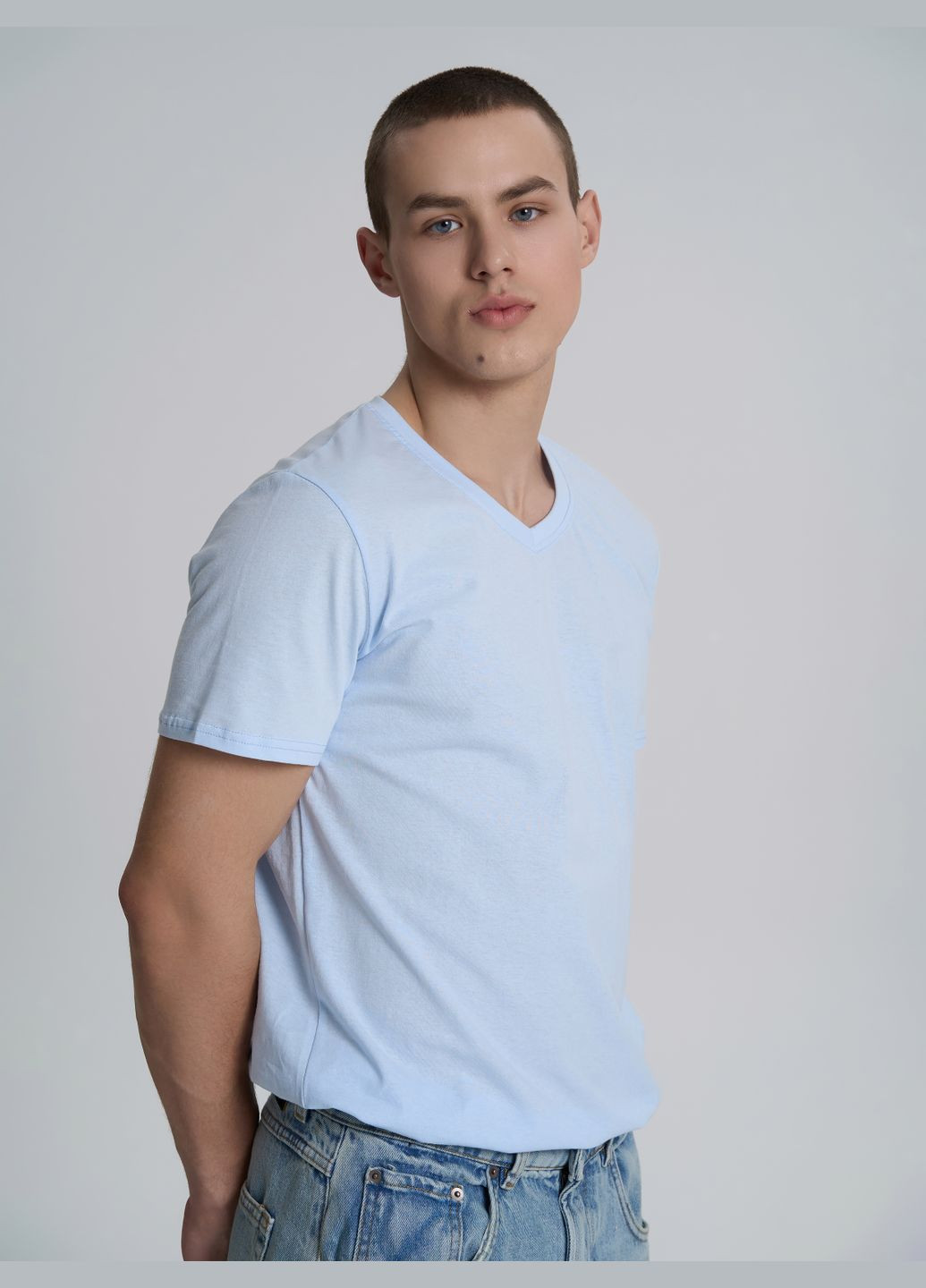 Блакитна футболка чоловіча полегшена з трикутним воротом блакитного кольору тм роза з коротким рукавом Роза