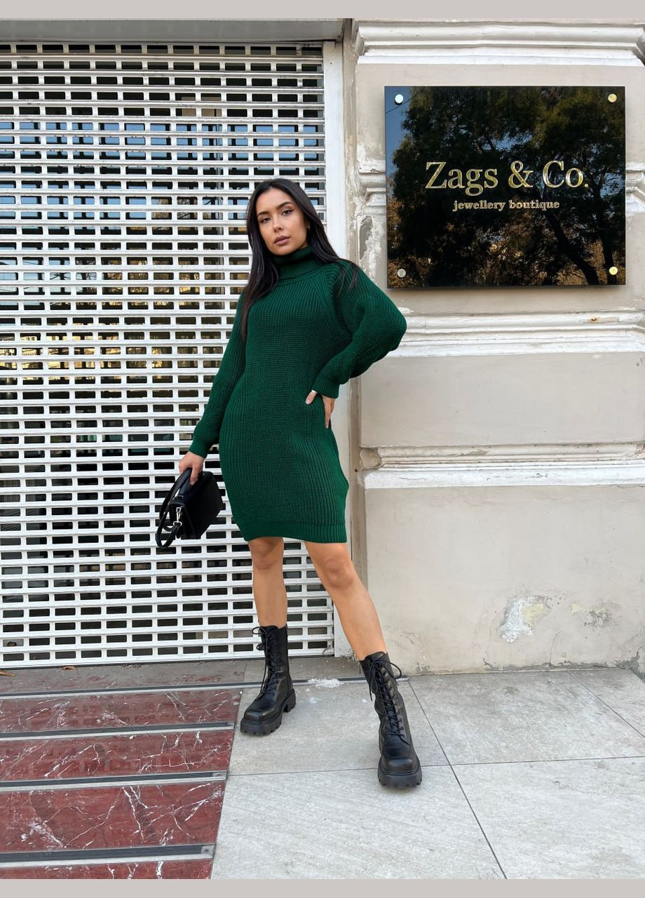 Зеленое вязаное платье со стойкой Fashion