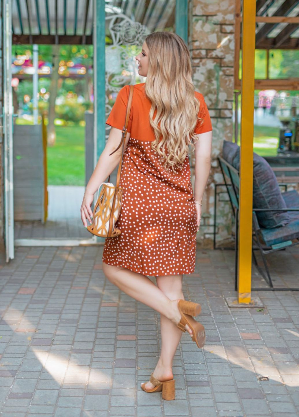 Оранжевое повседневный комбинированное летнее платье в горошек No Brand в горошек