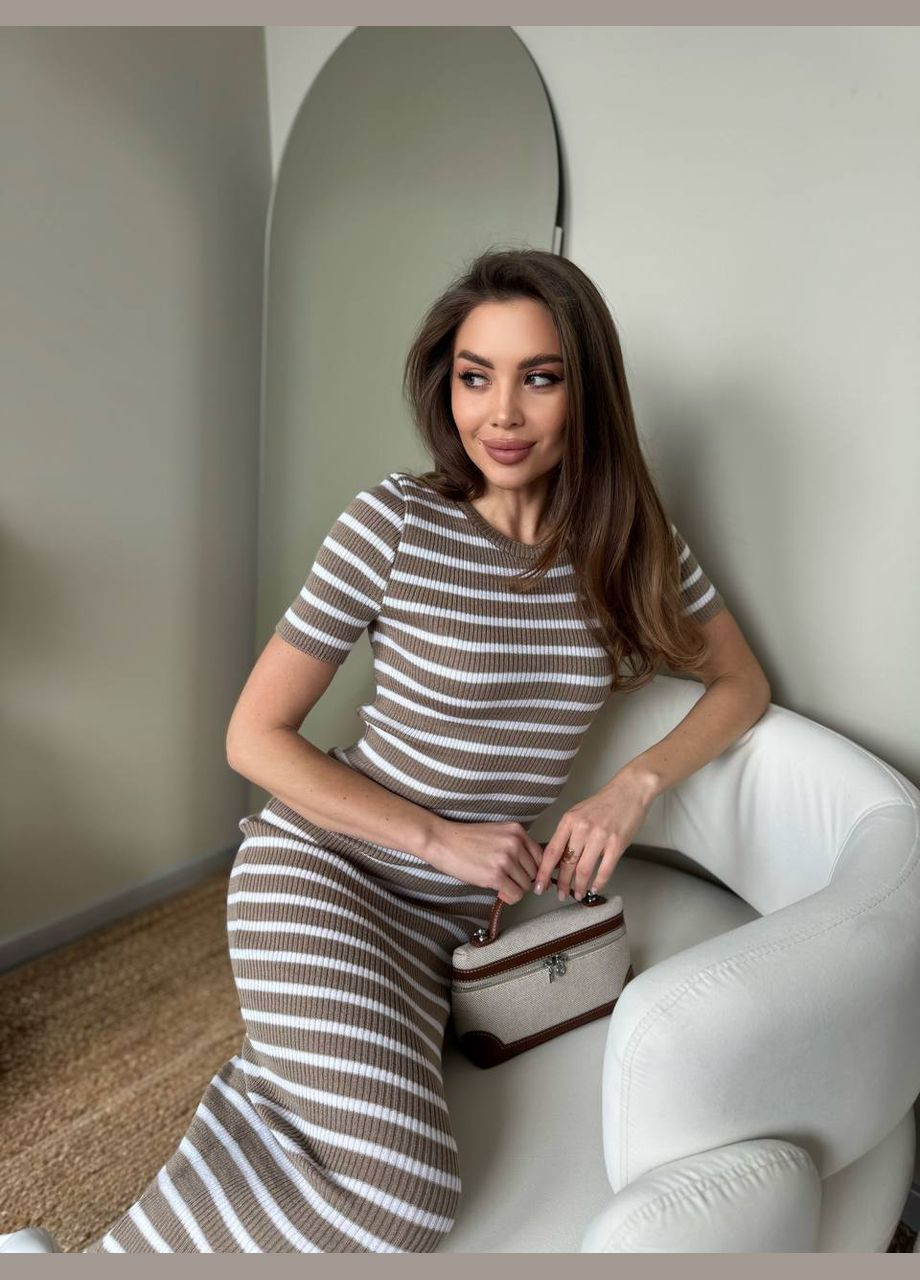 Темно-коричневое повседневный женское платье в полоску длины меди. MonCher в полоску