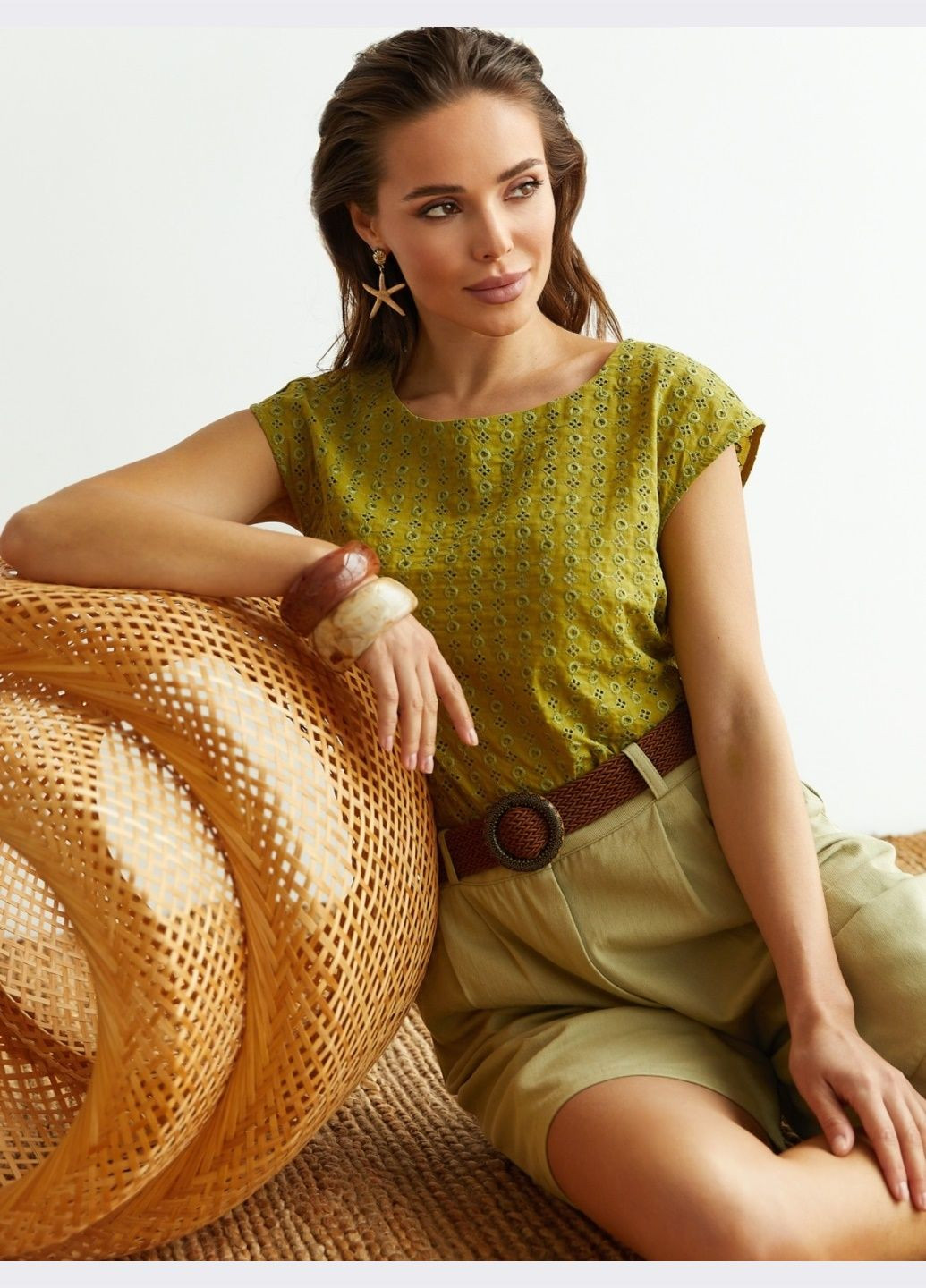 Горчичная блузка горчичного цвета из прошвы Dressa