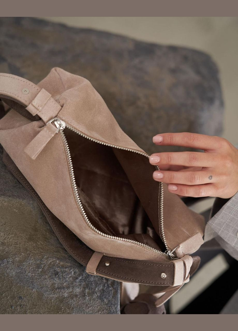 Жіноча сумка з декоративним брелоком із натуральної замшевої шкіри бежева "Ванесса" WeLassie (337165450)