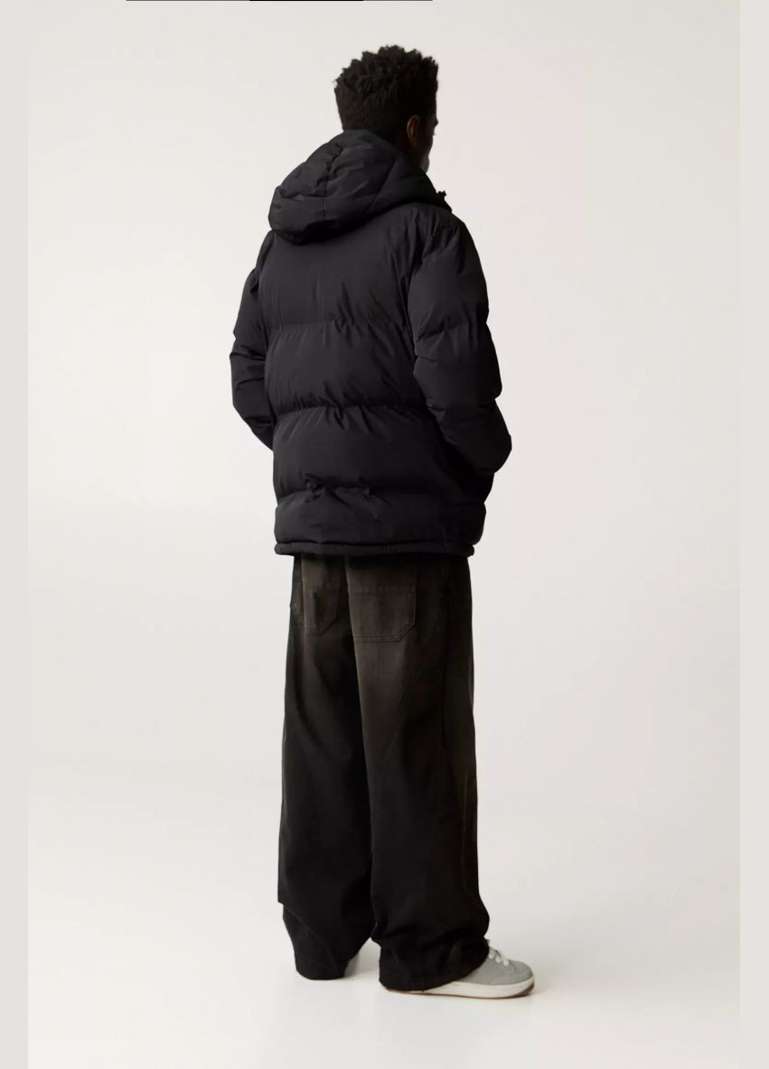 Черная демисезонная куртка Pull & Bear зимова 19262 BLACK