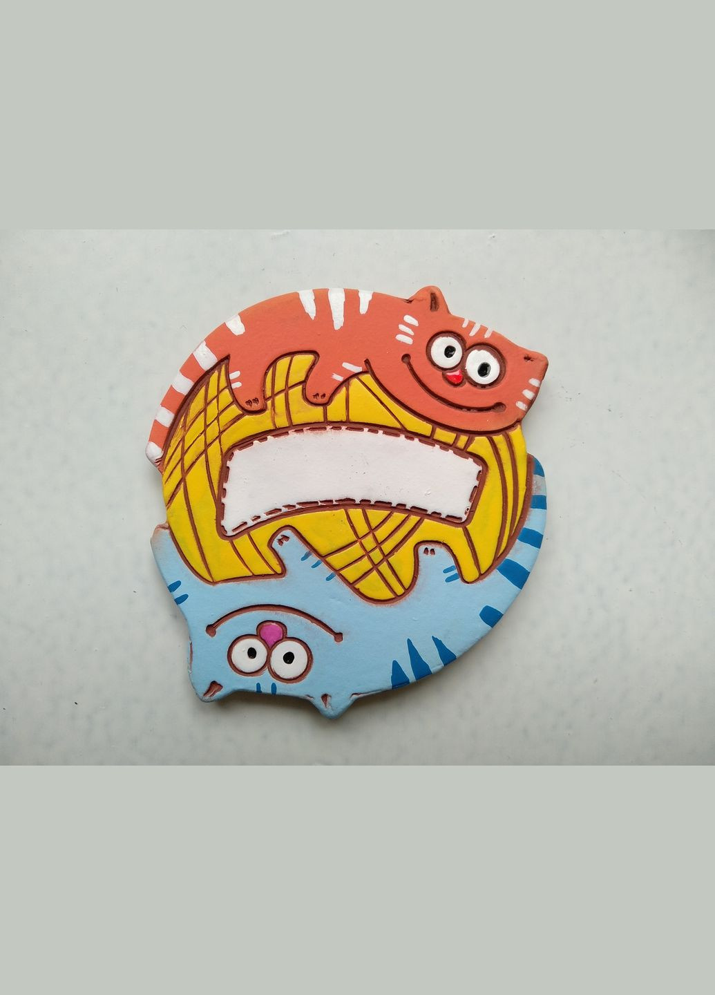 Персонализированный керамический магнит «Играющие котята» (желтый клубочек) Коти&Ангели (301532937)