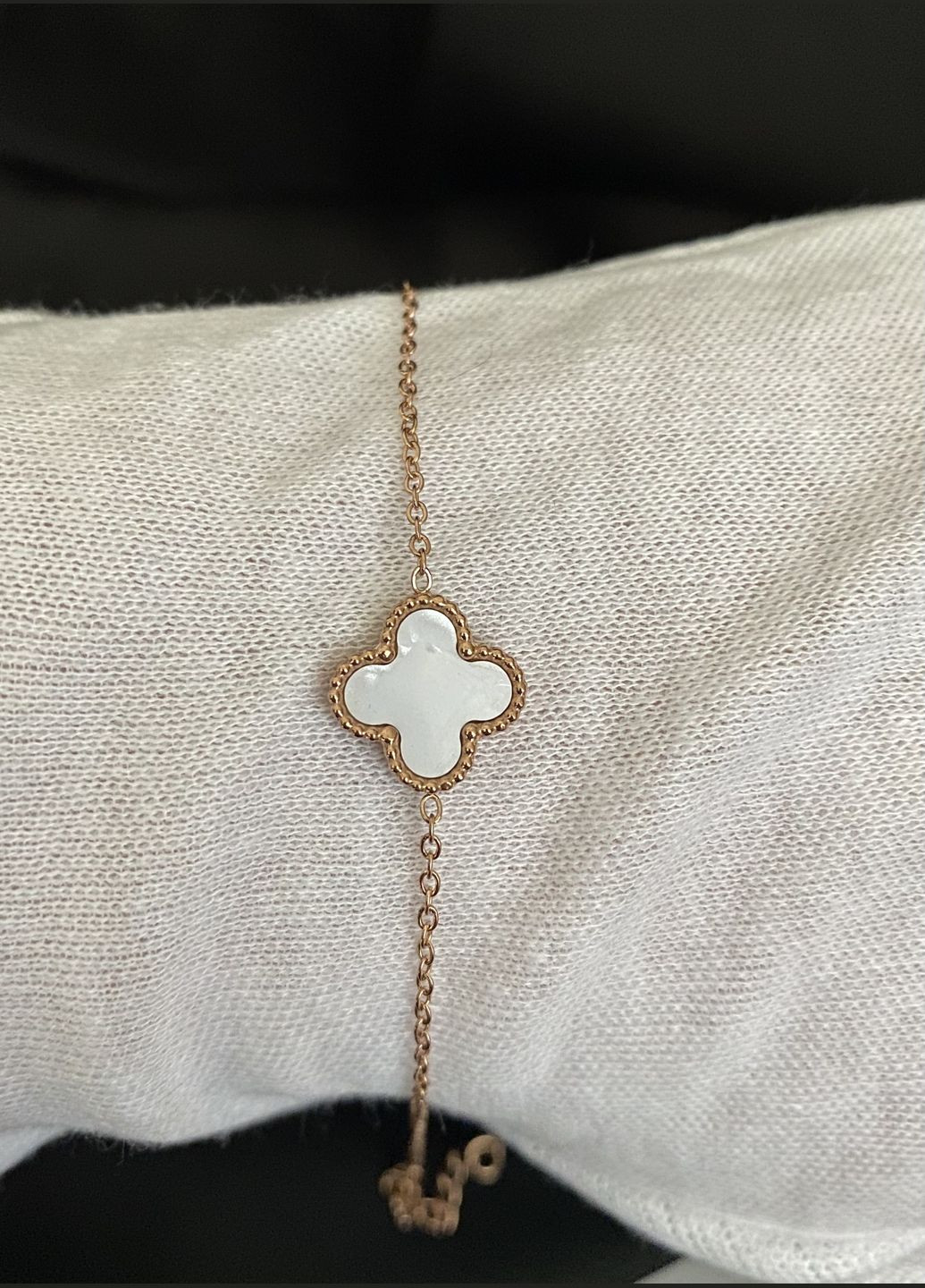 Браслет Конюшина двосторонній золотого кольору замок карабін 32611 No Brand (335817592)