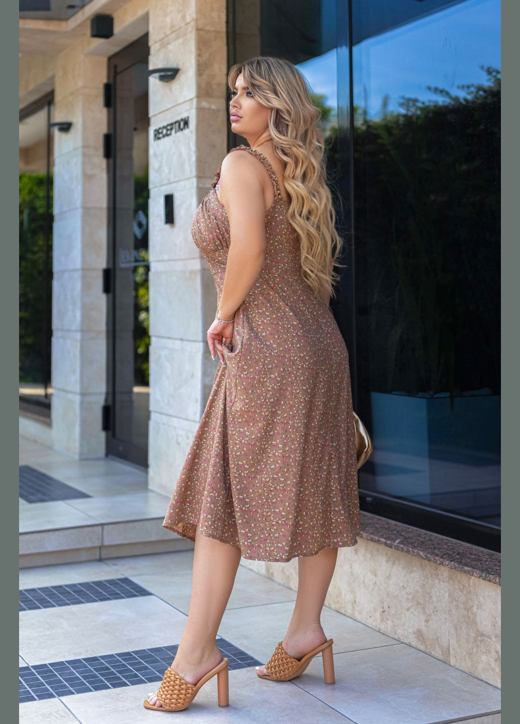 Бежевое кэжуал летнее женское платье миди Fashion Girl с цветочным принтом