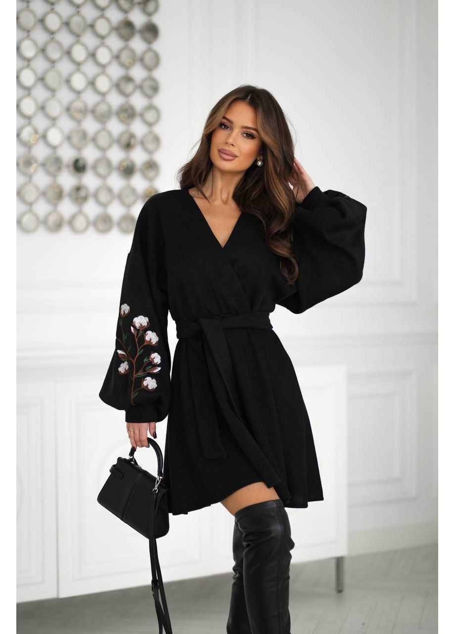 Чорна трикотажне плаття з вишивкою та поясом No Brand