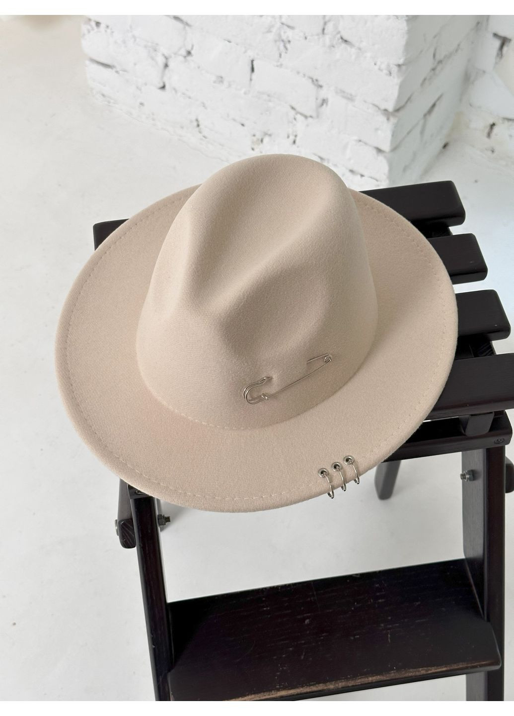 Капелюх Федора з кільцями і шпилькою унісекс молочний No Brand (368337415)