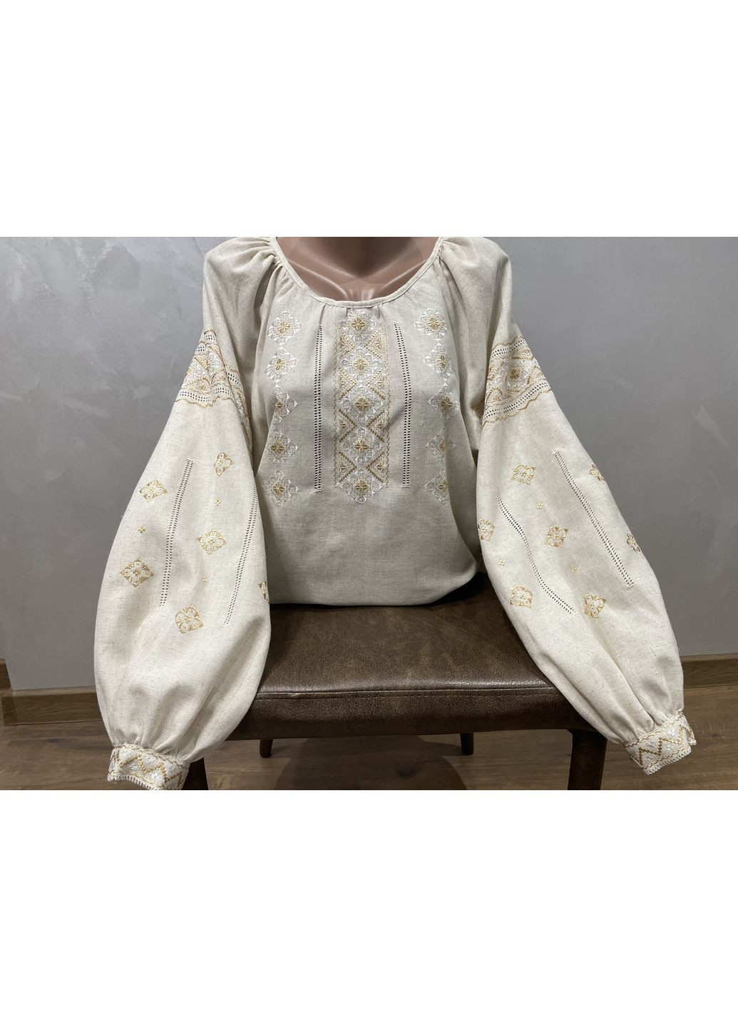 Красная стильная гуцульская вышиванка на сером льне ручной работы. m (371698847)