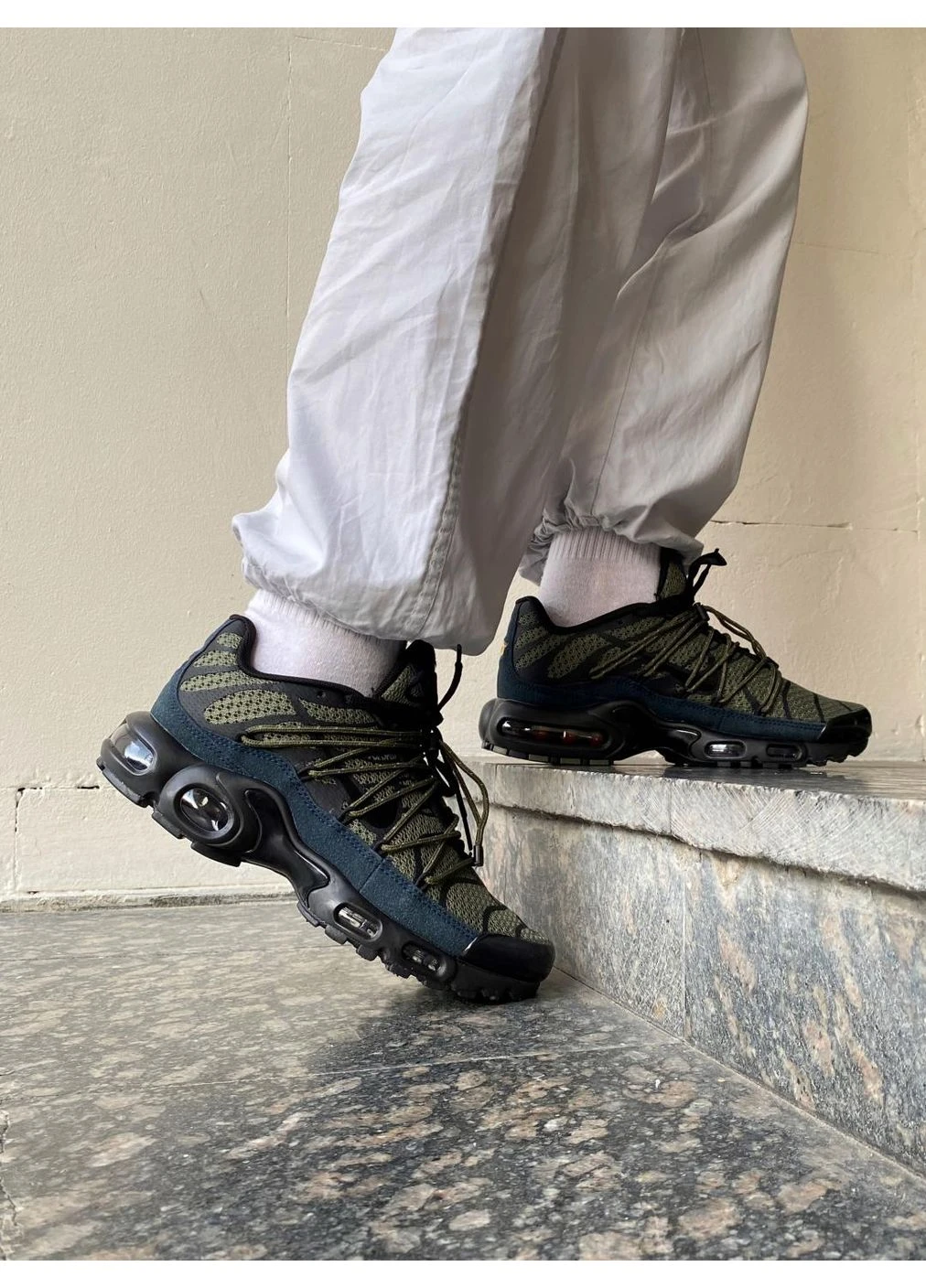 Черные демисезонные кроссовки мужские nike air max tn plus khaki black найк аир макс тн плюс черные No Brand