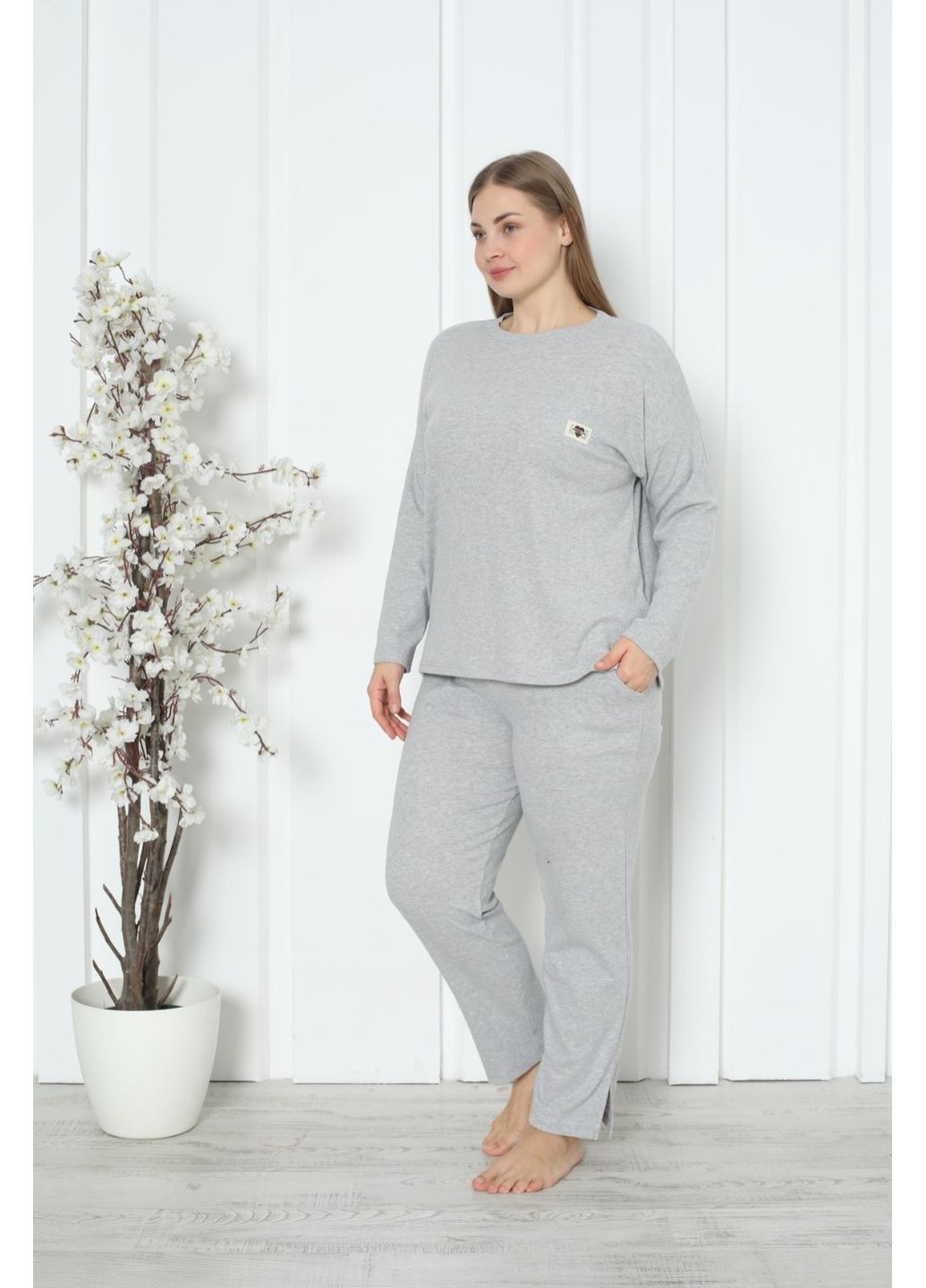 Світло-сіра комплект жіночий plus size зі штанами Nicoletta