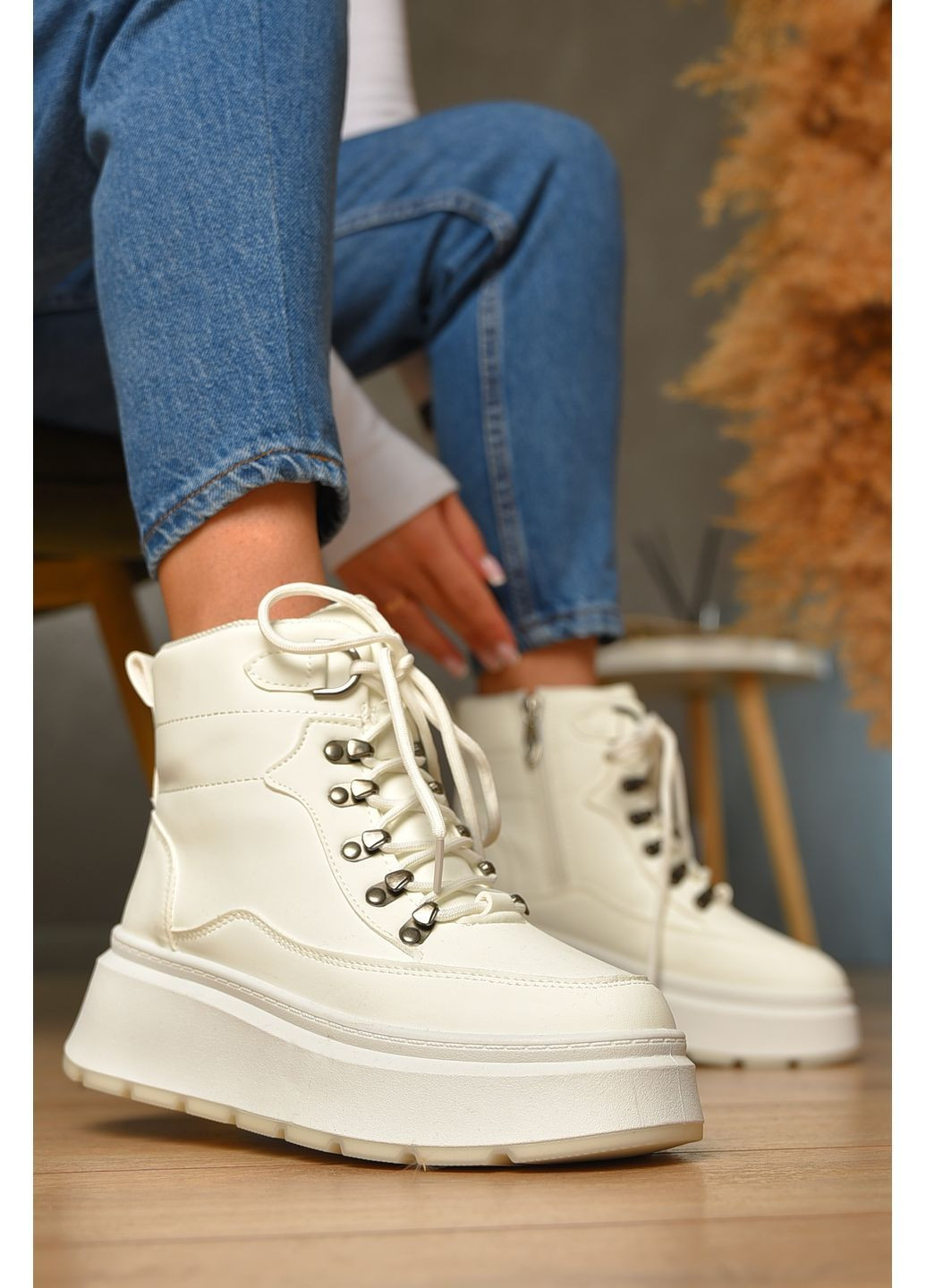 Зимние ботинки женские зимниее белого цвета дезерты Let's Shop без декора из искусственной кожи